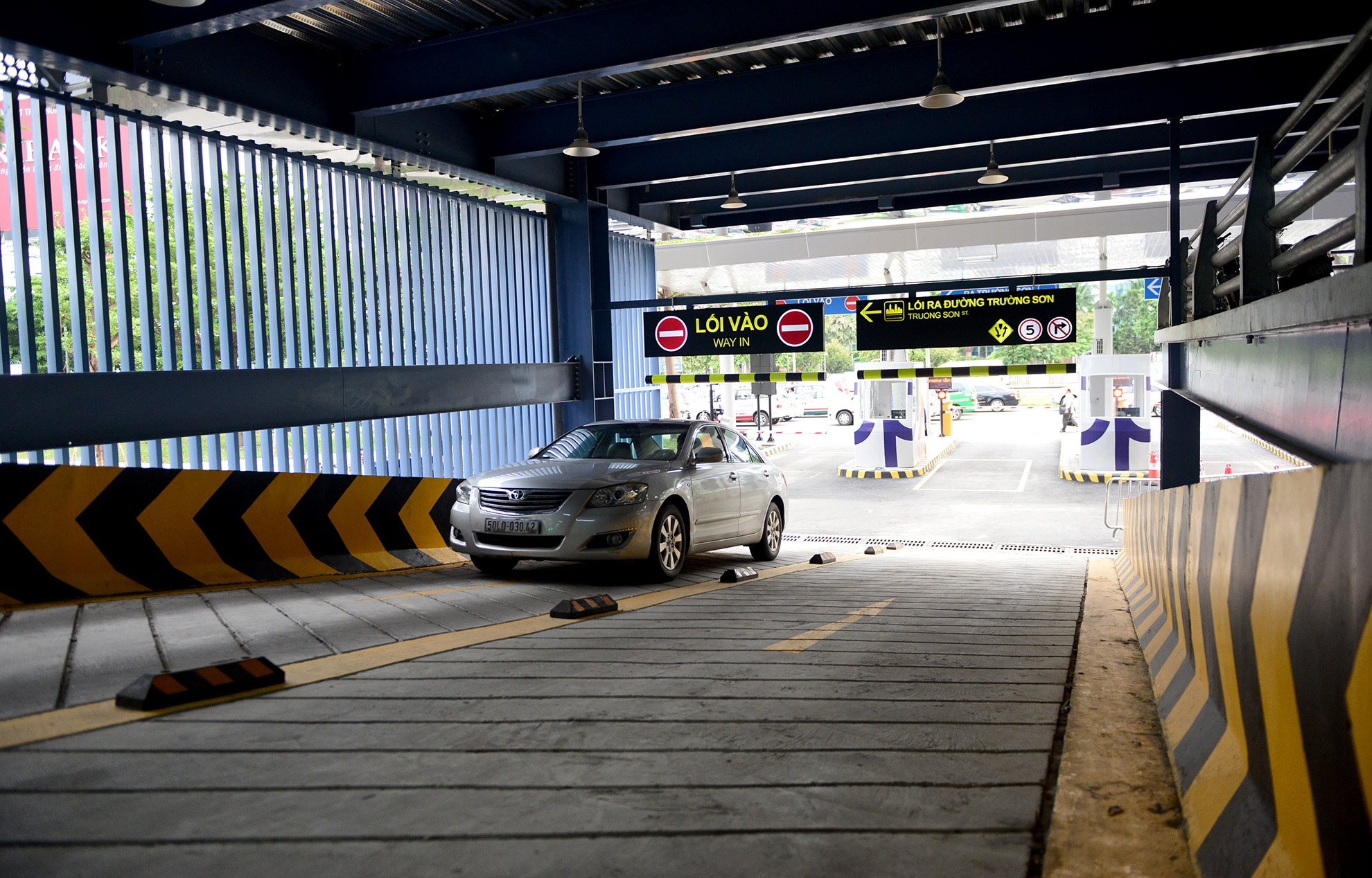 nha giu xe san bay Tan Son Nhat anh 6