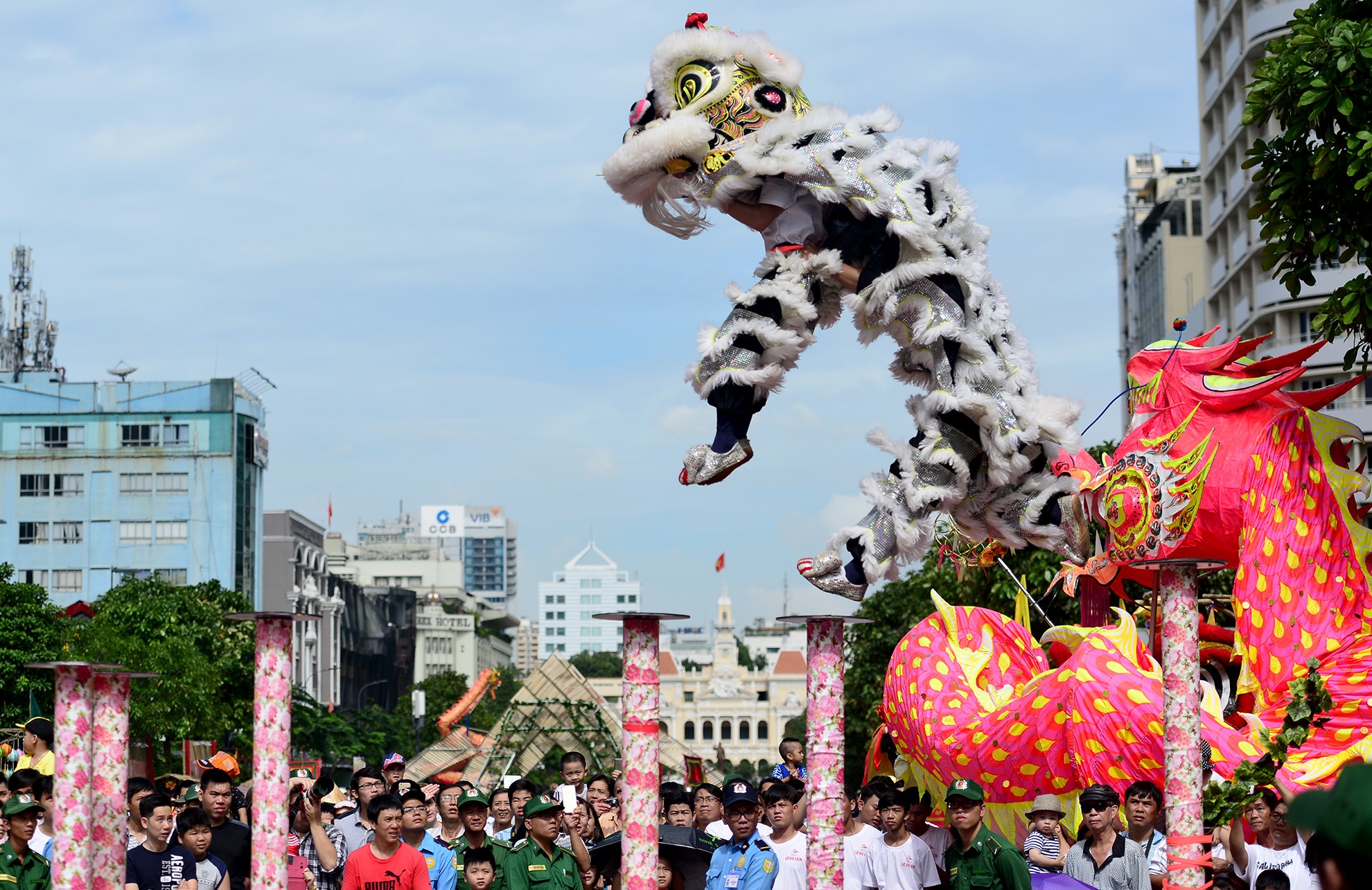 Mua lan, dau vo, co nguoi nhon nhip pho di bo Sai Gon hinh anh