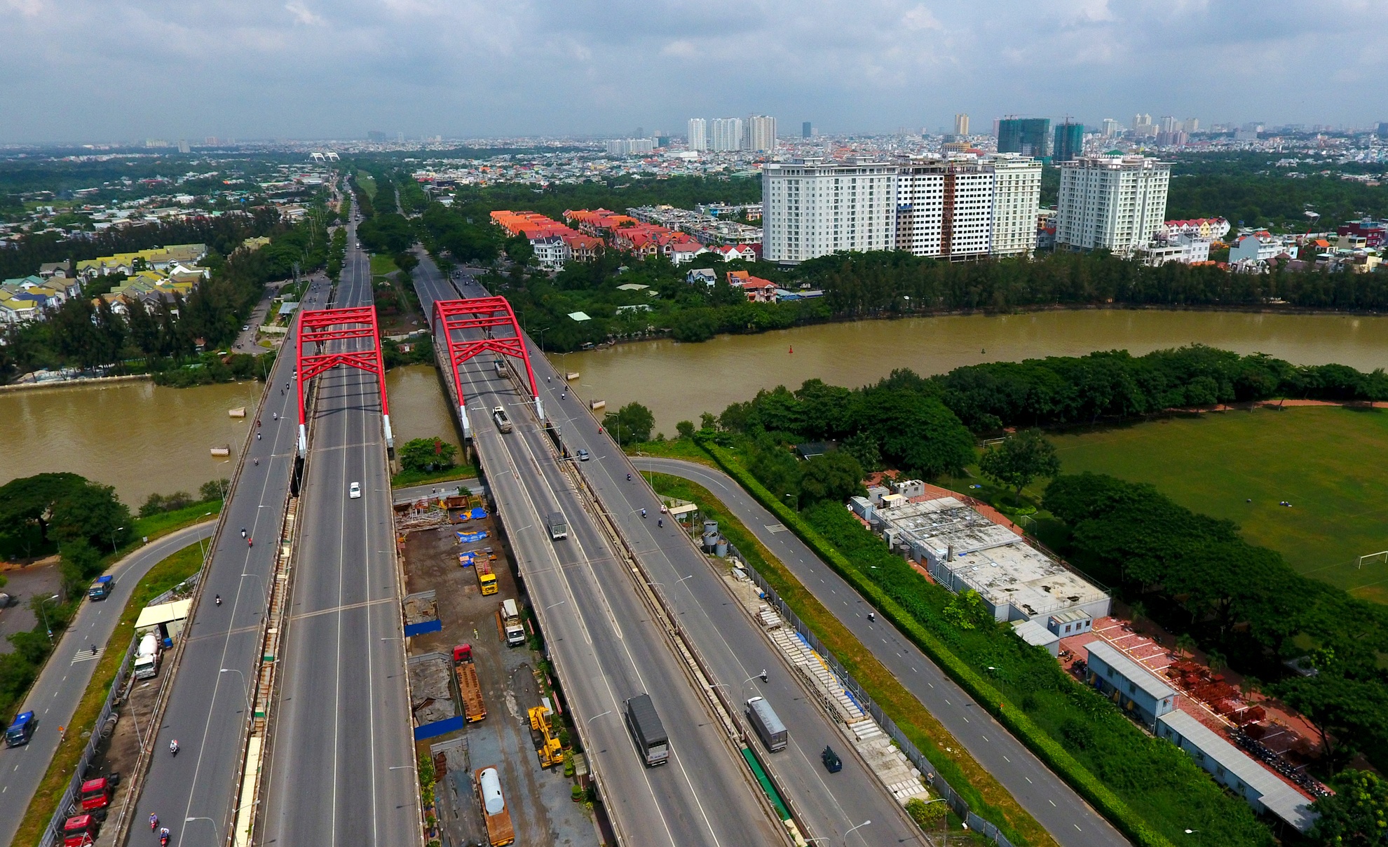 nhieu du an bat dong san moc ben song o Sai Gon anh 17