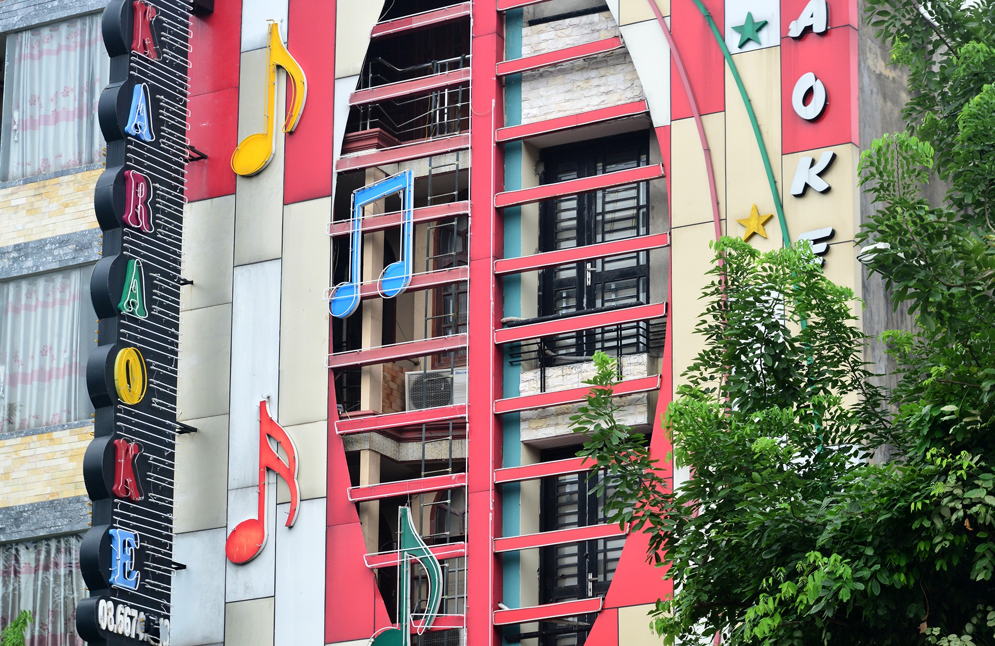 bien quang cao karaoke o Sai Gon anh 10