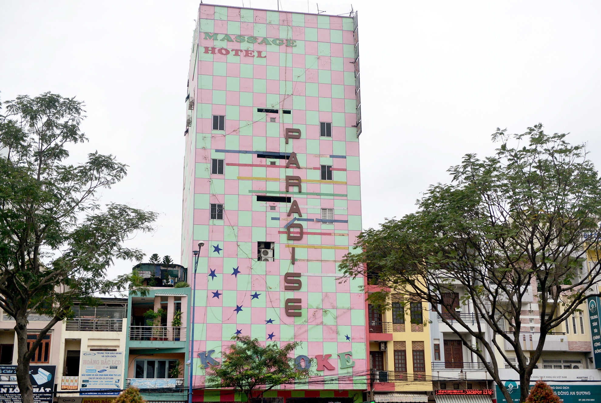 bien quang cao karaoke o Sai Gon anh 2