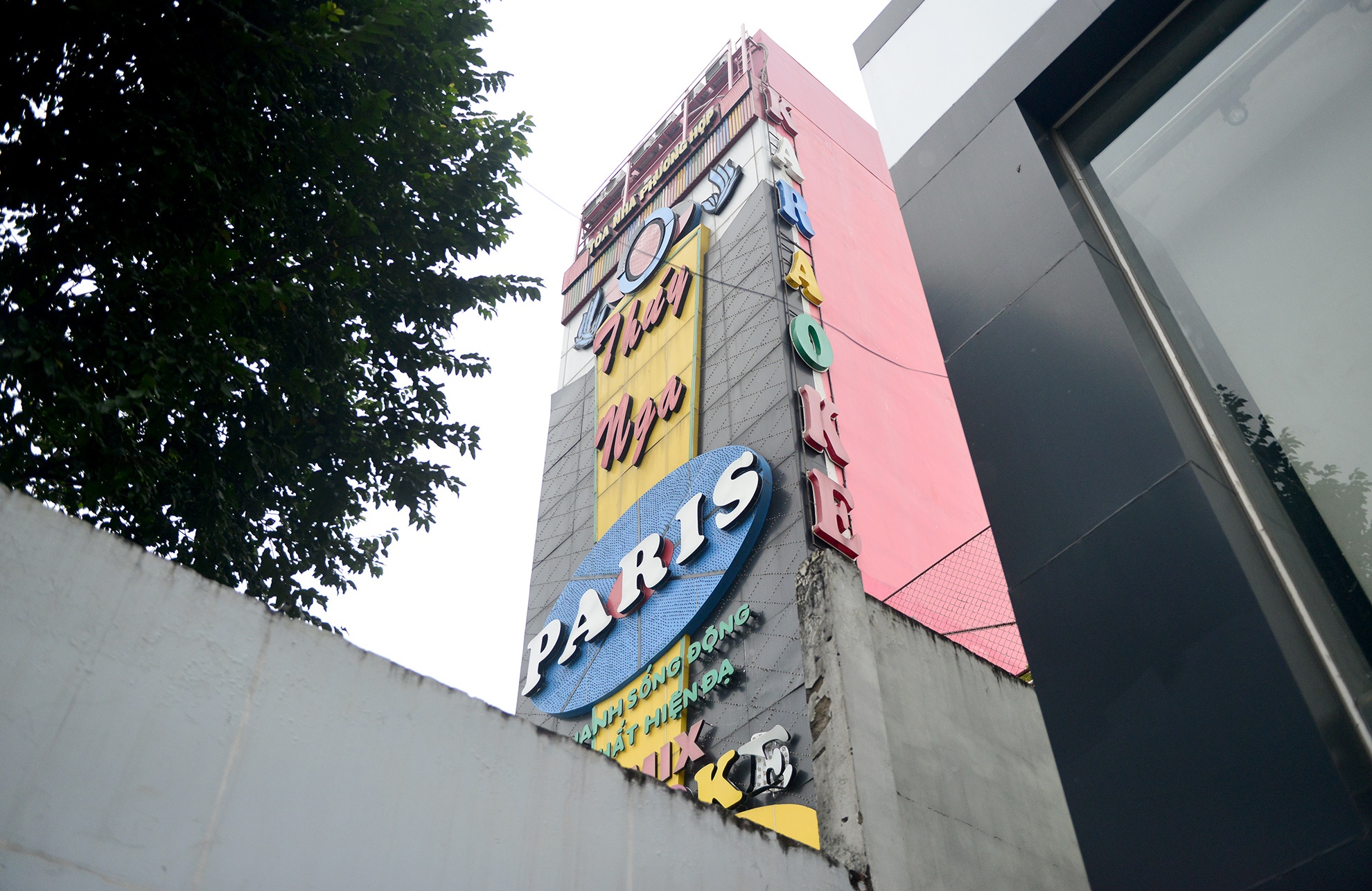 bien quang cao karaoke o Sai Gon anh 5