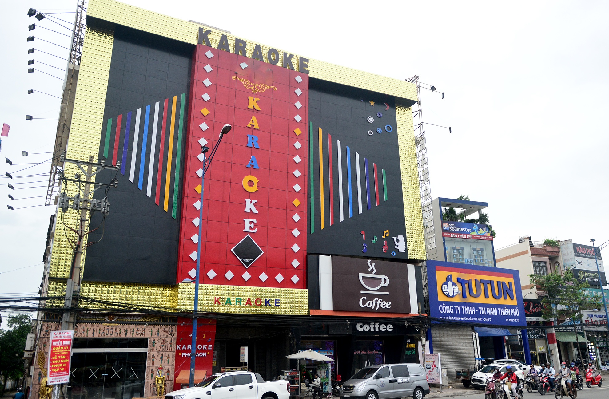 Bien quang cao bit kin quan karaoke, cua hang o Sai Gon hinh anh