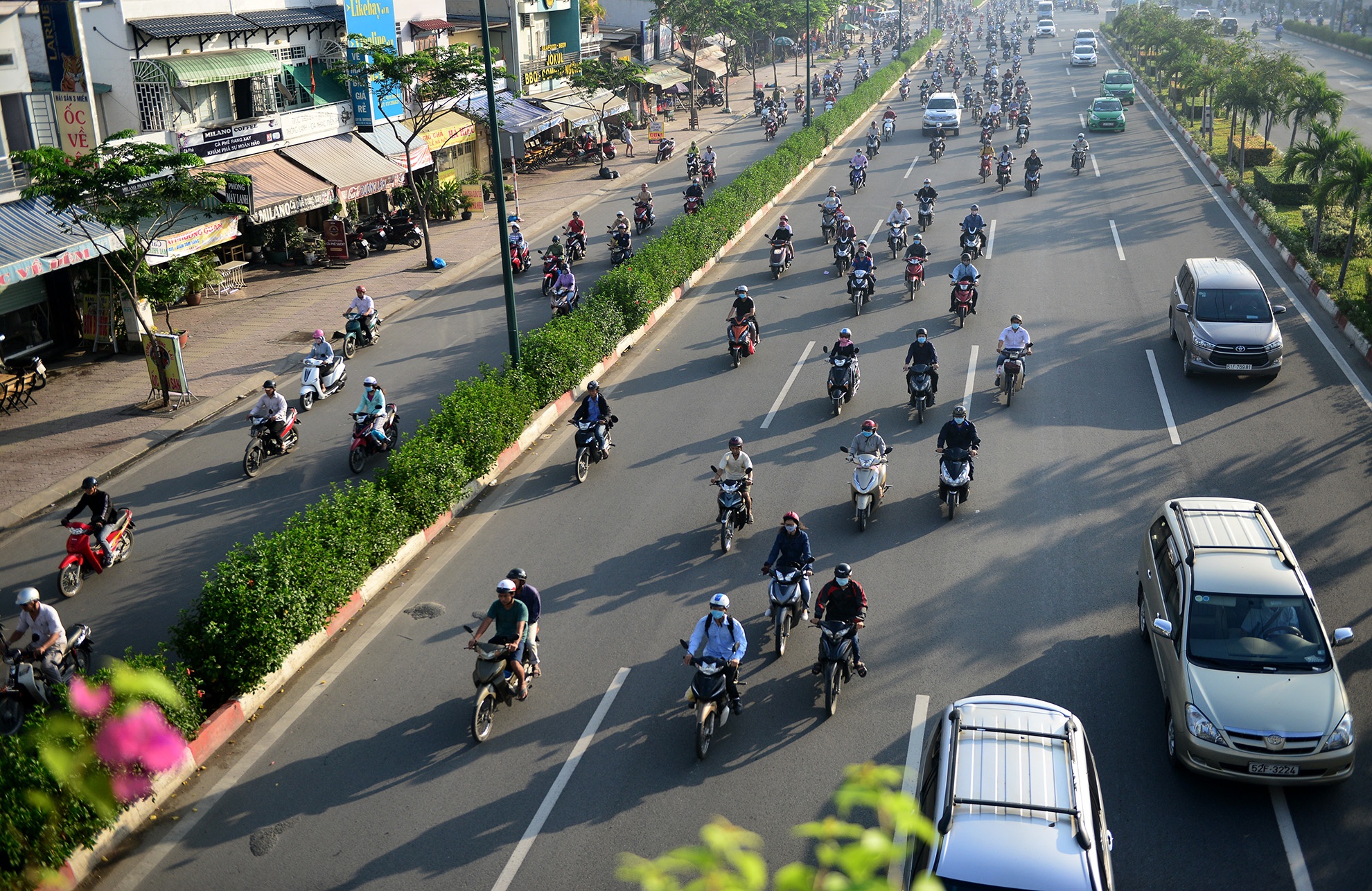 xe may chiem duong oto o Sai Gon anh 3