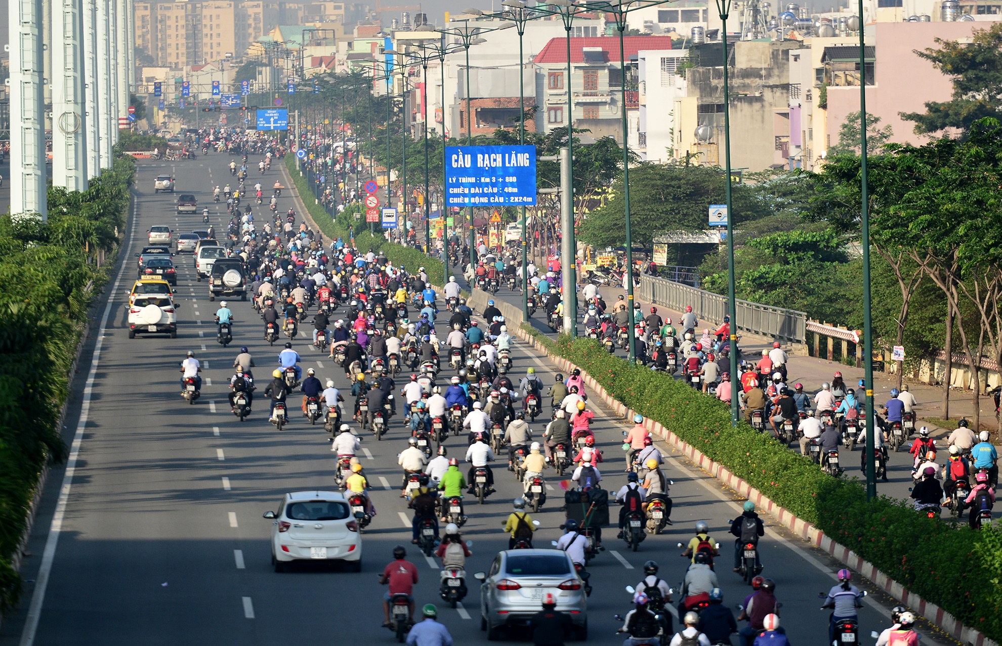 xe may chiem duong oto o Sai Gon anh 4