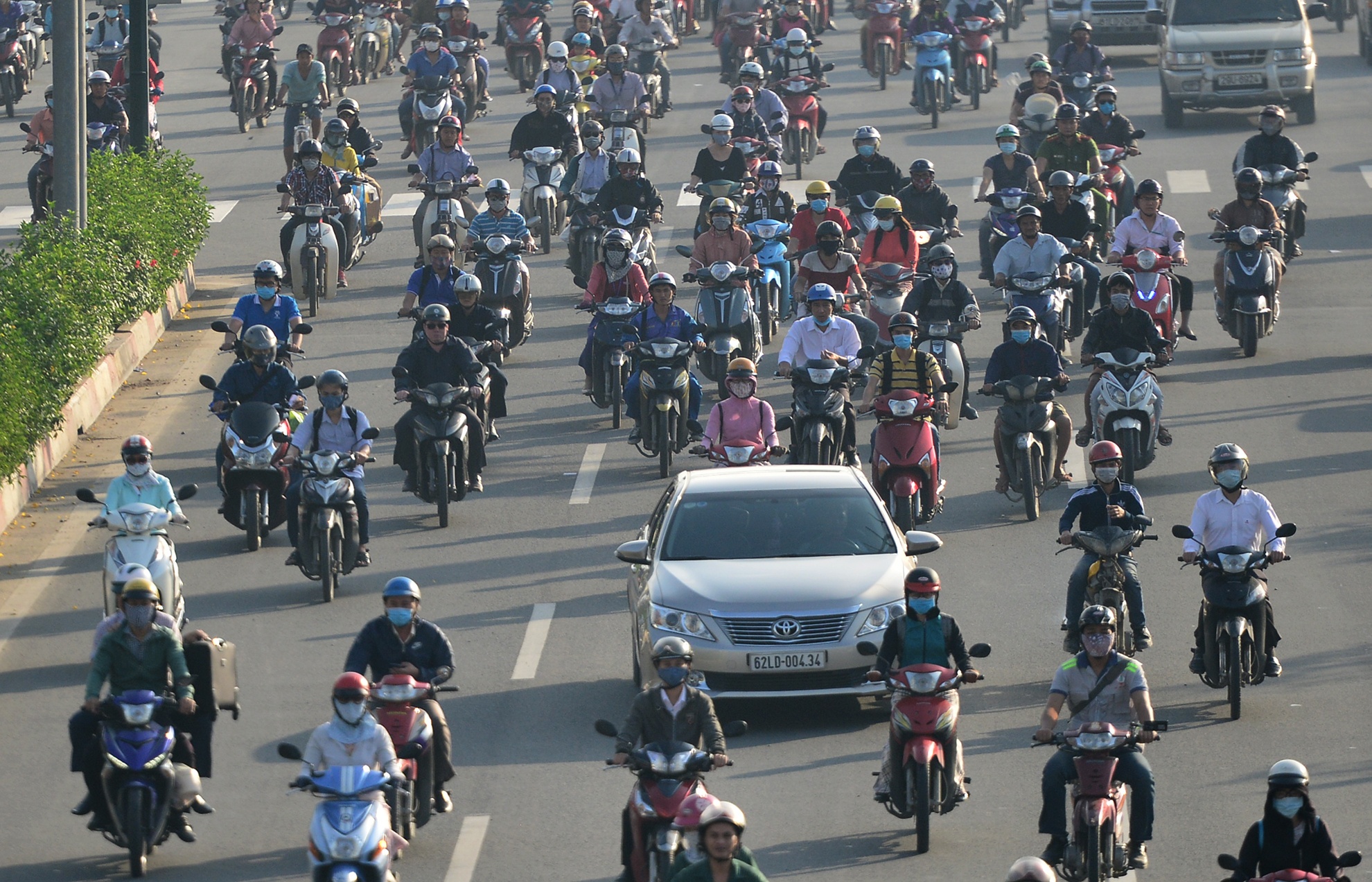 xe may chiem duong oto o Sai Gon anh 5