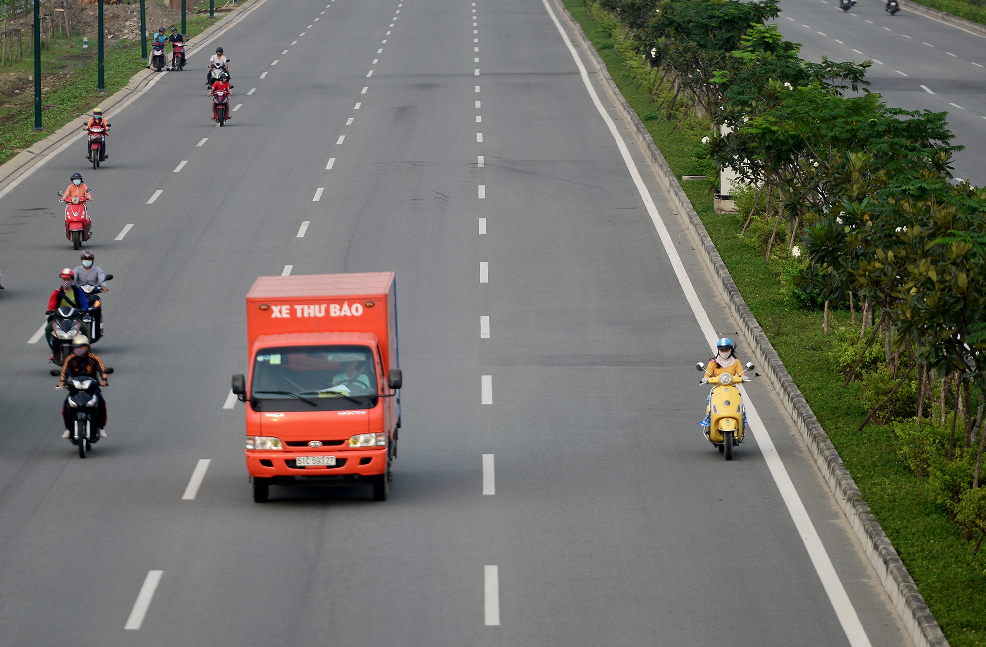 xe may chiem duong oto o Sai Gon anh 7