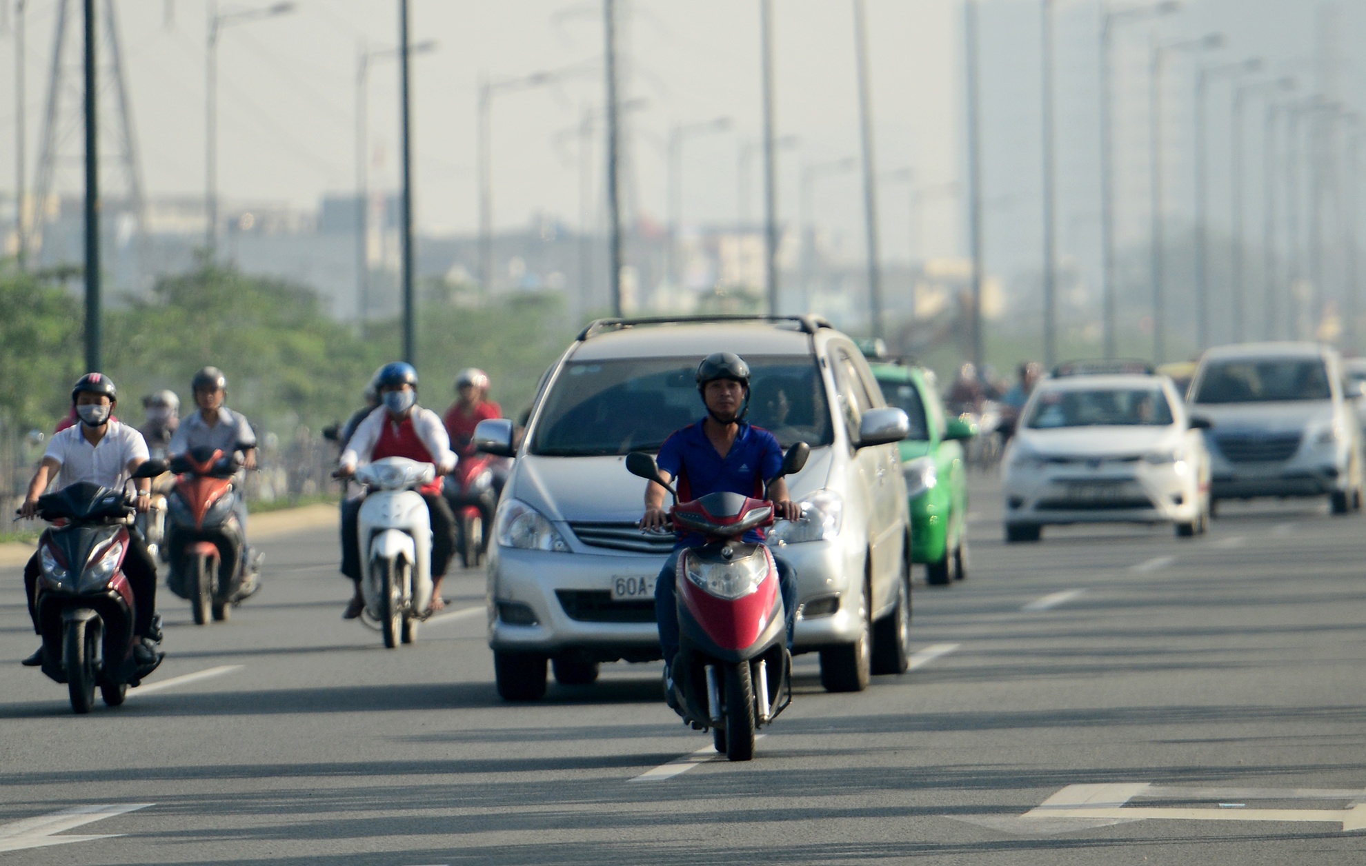 xe may chiem duong oto o Sai Gon anh 8