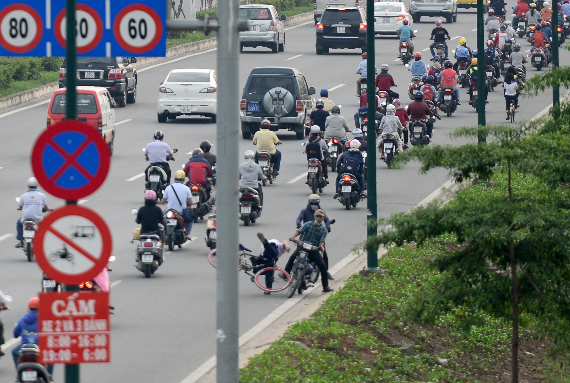 xe may chiem duong oto o Sai Gon anh 9