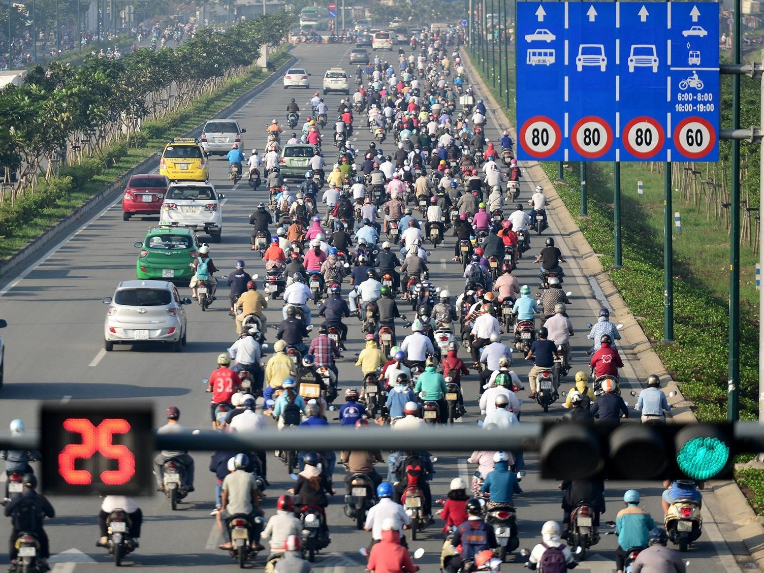 Xe may chiem het lan duong oto o dai lo dep nhat Sai Gon hinh anh