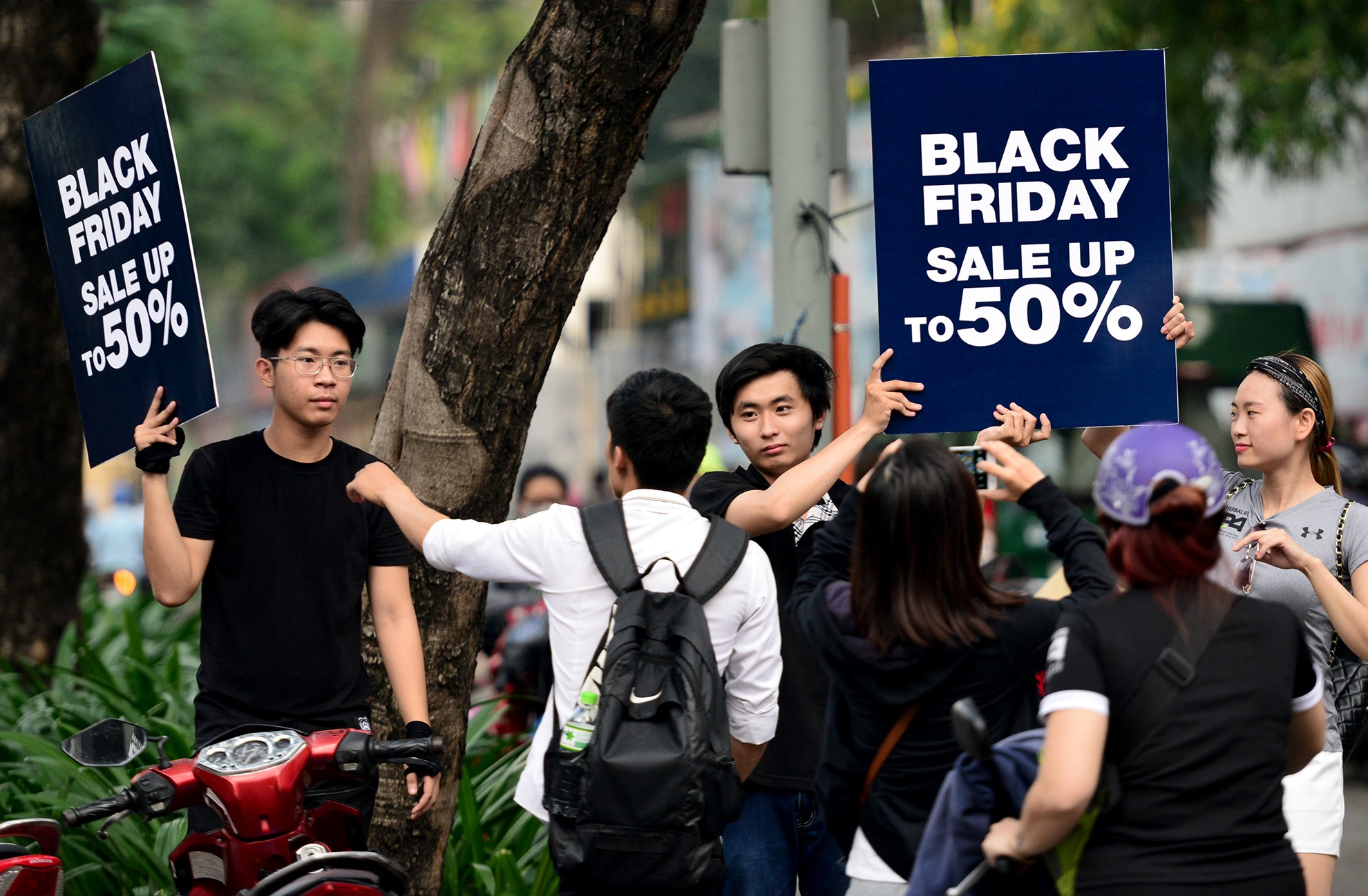 Black Friday o Sai Gon: Noi khep cua chan khach, noi tho o hinh anh