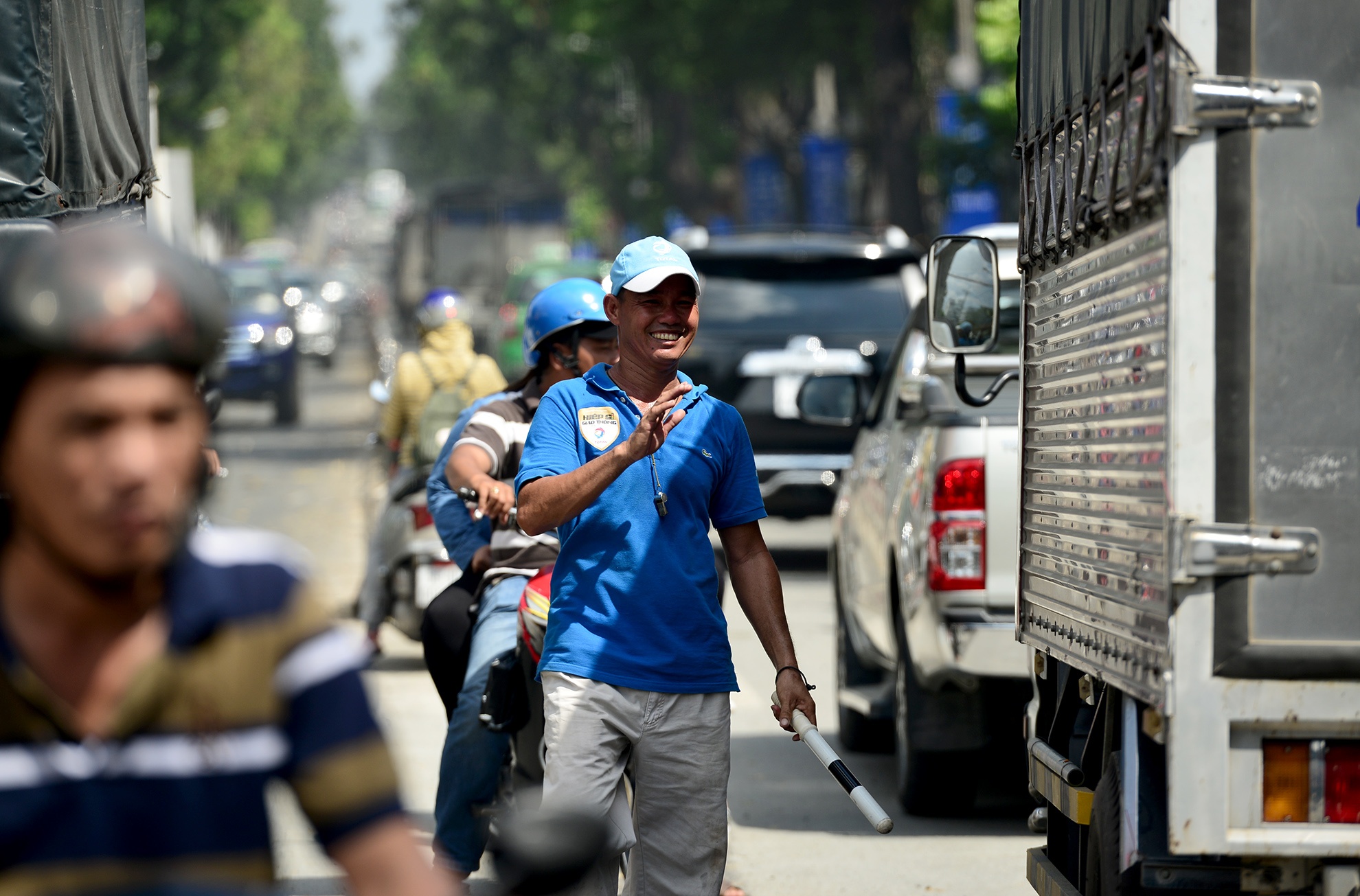 hiep sy giao thong giai cuu ket xe o Sai Gon anh 8