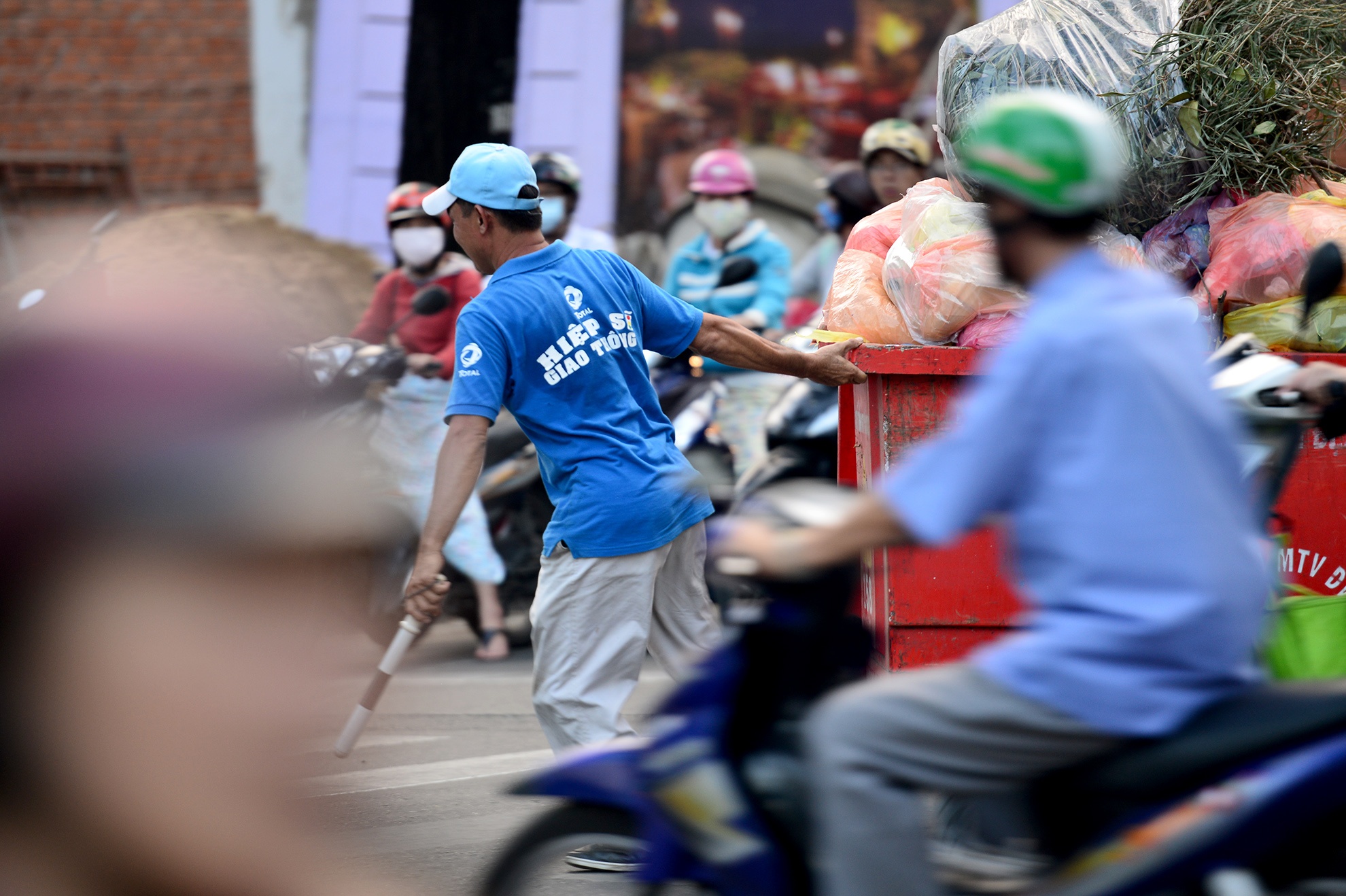 hiep sy giao thong giai cuu ket xe o Sai Gon anh 9