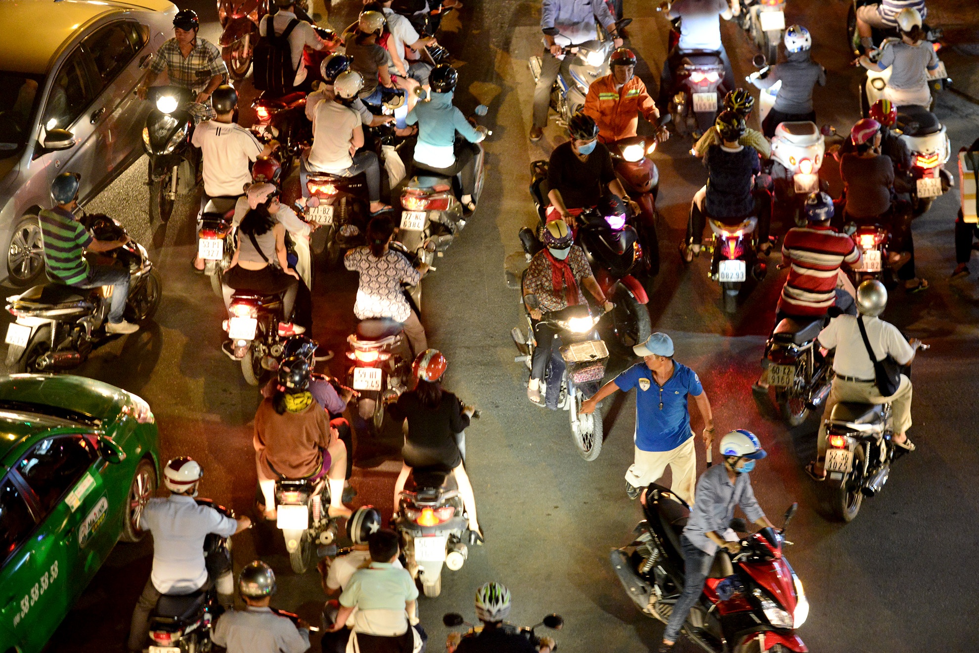 hiep sy giao thong giai cuu ket xe o Sai Gon anh 10