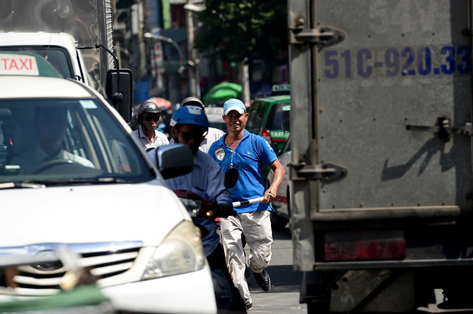 hiep sy giao thong giai cuu ket xe o Sai Gon anh 4