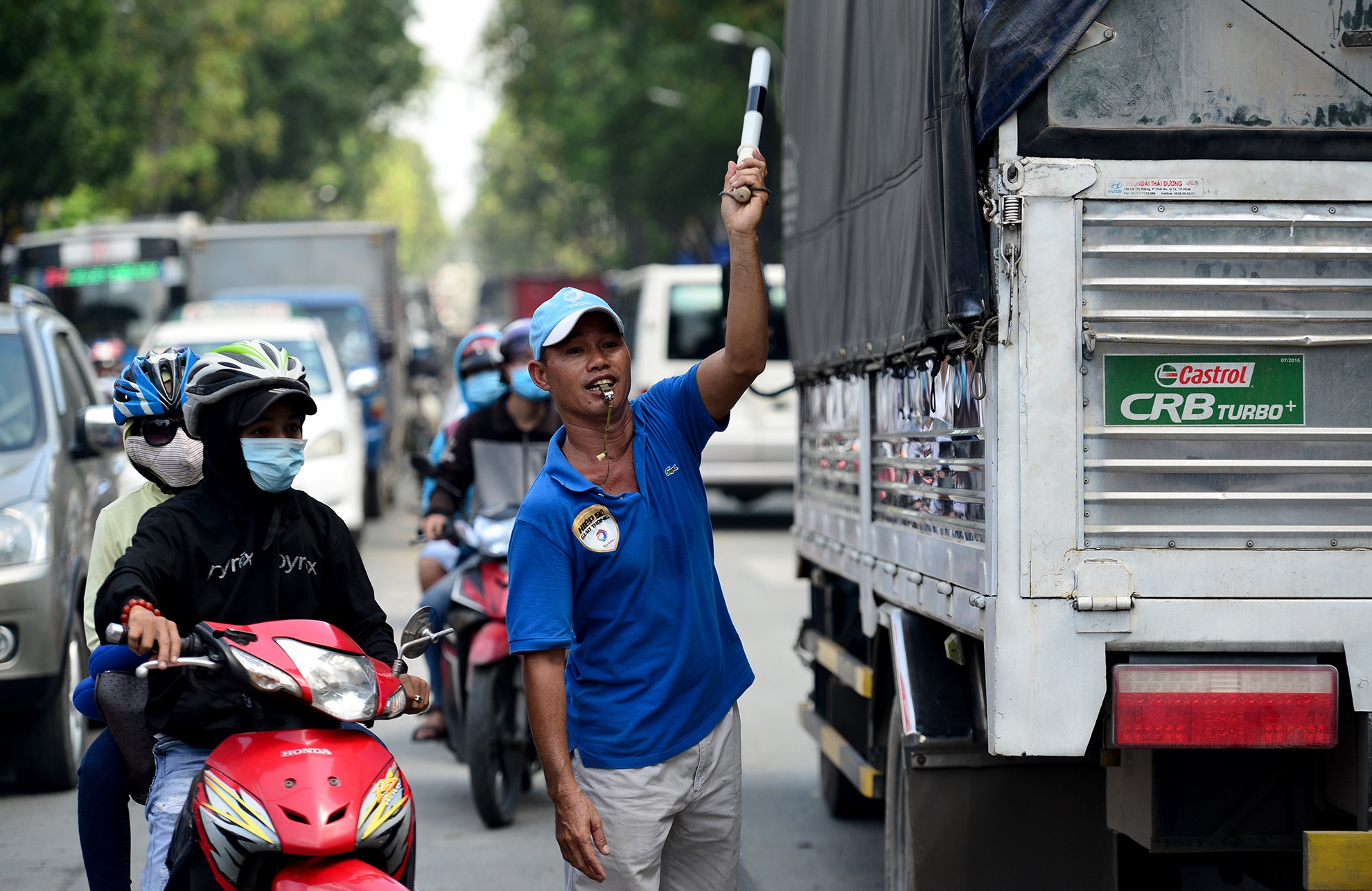 hiep sy giao thong giai cuu ket xe o Sai Gon anh 5