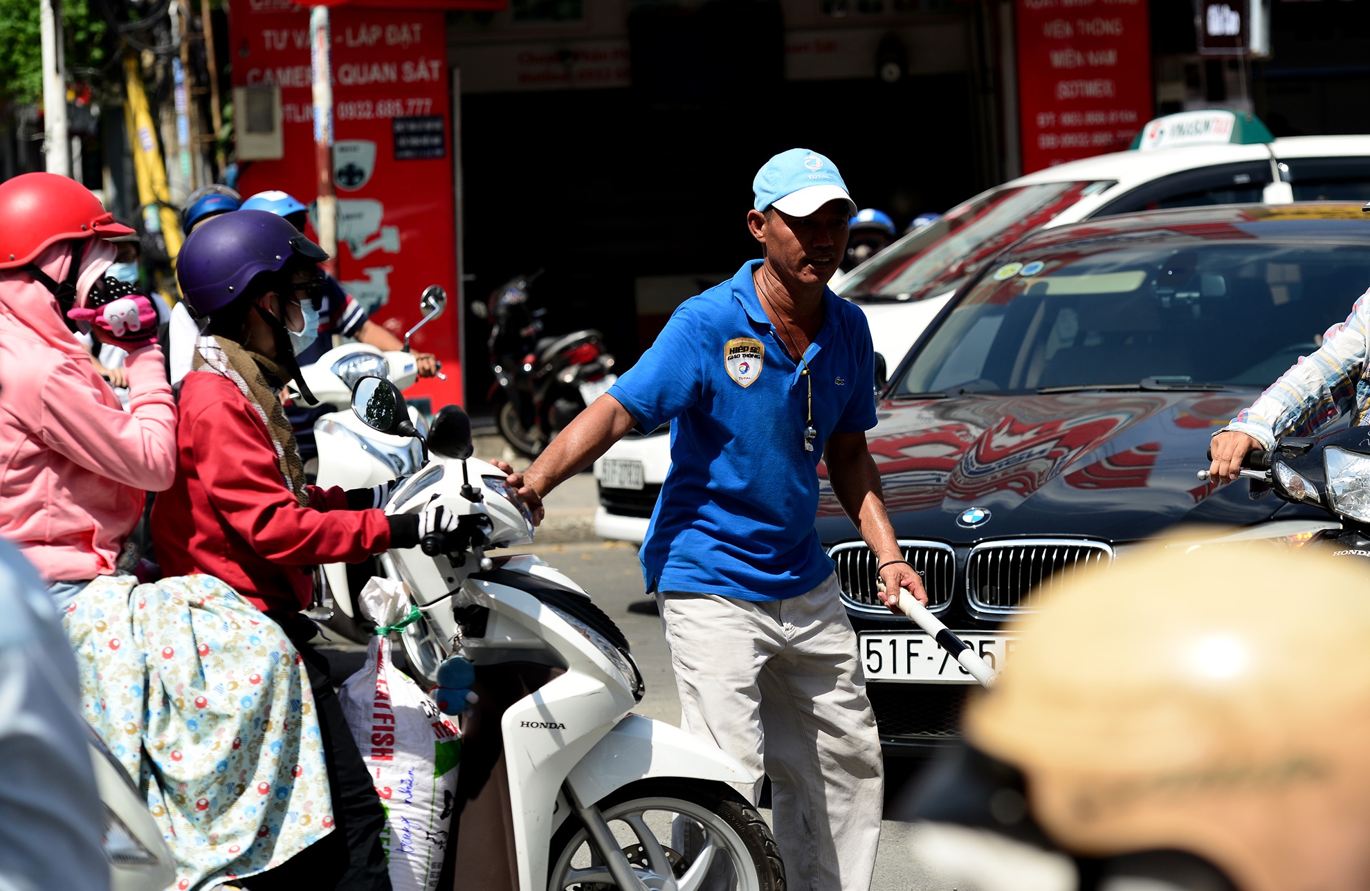 hiep sy giao thong giai cuu ket xe o Sai Gon anh 6