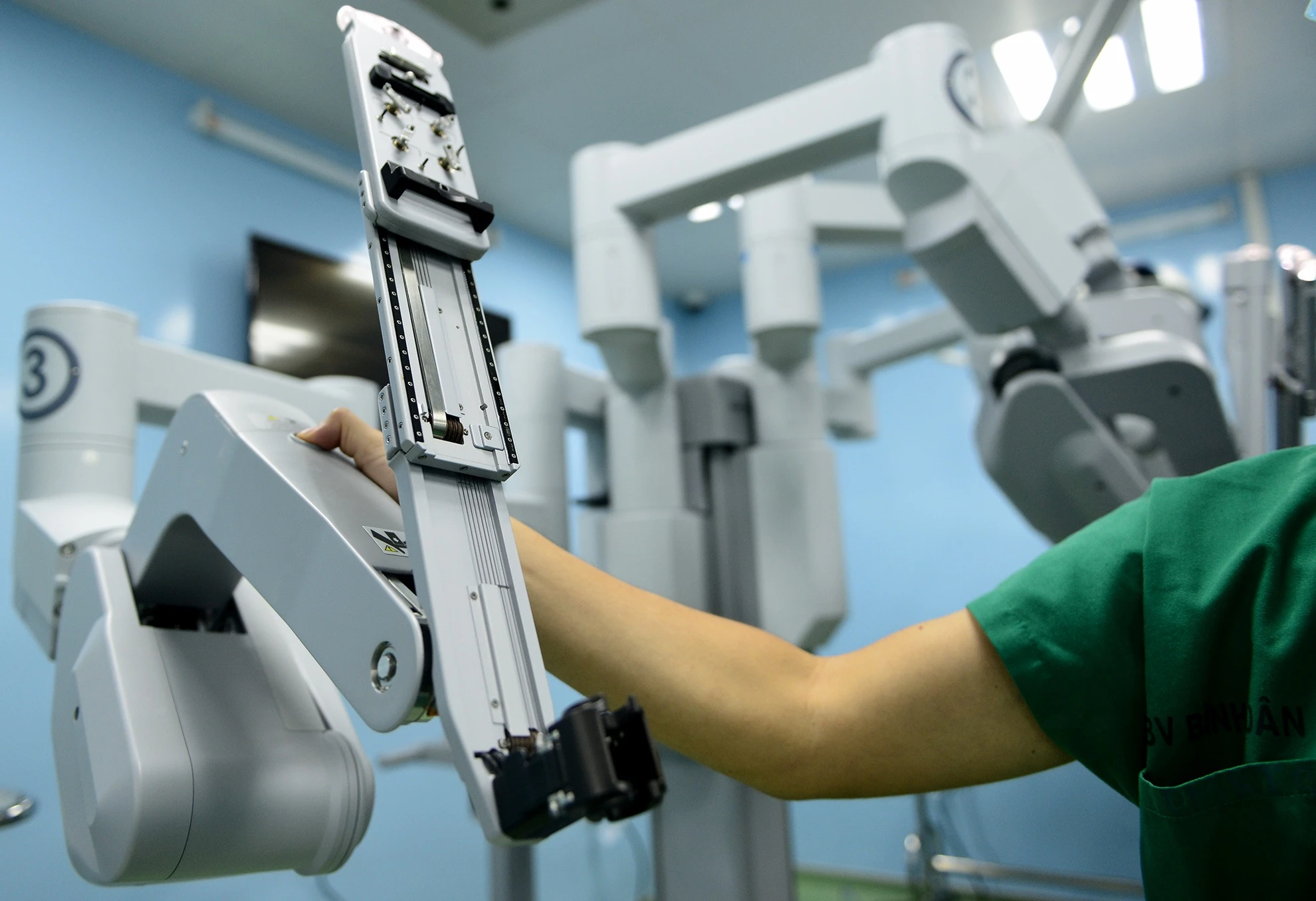 robot phau thuat cho nguoi lon dau tien o Viet Nam anh 4