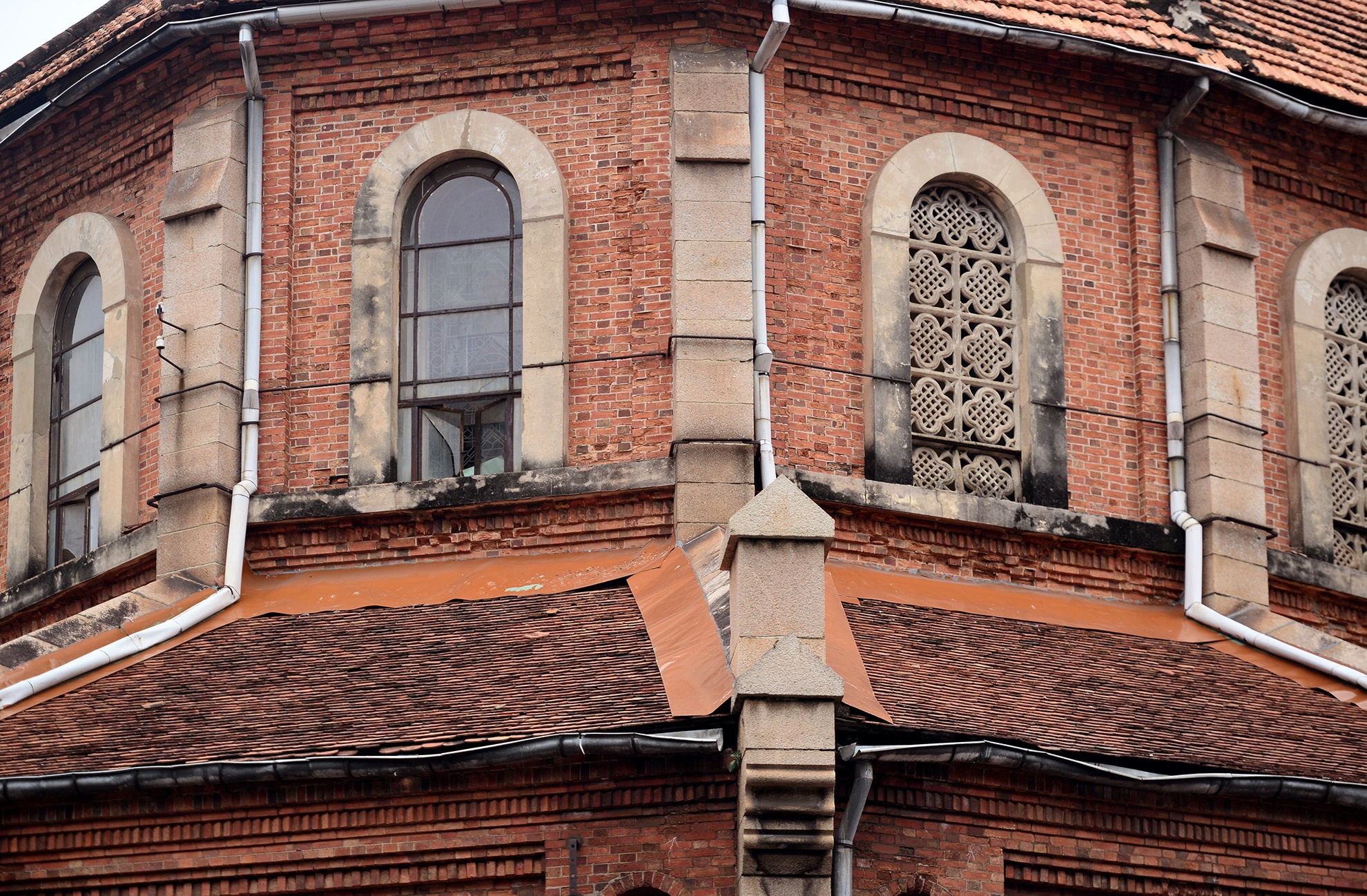 trung tu nha tho Duc Ba dang xuong cap anh 4