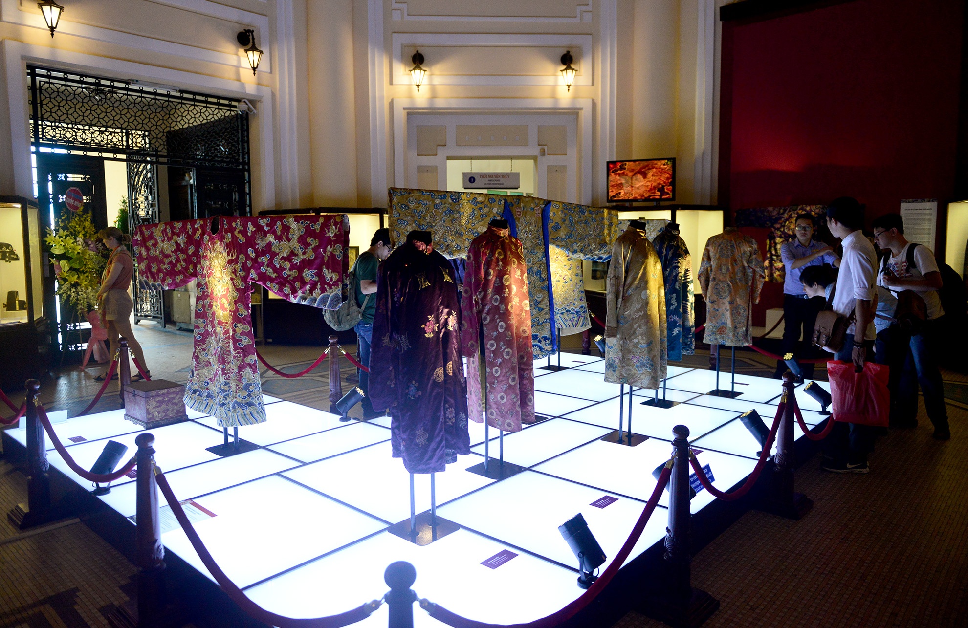 trung bay do cung dinh thoi Nguyen o TP.HCM anh 1