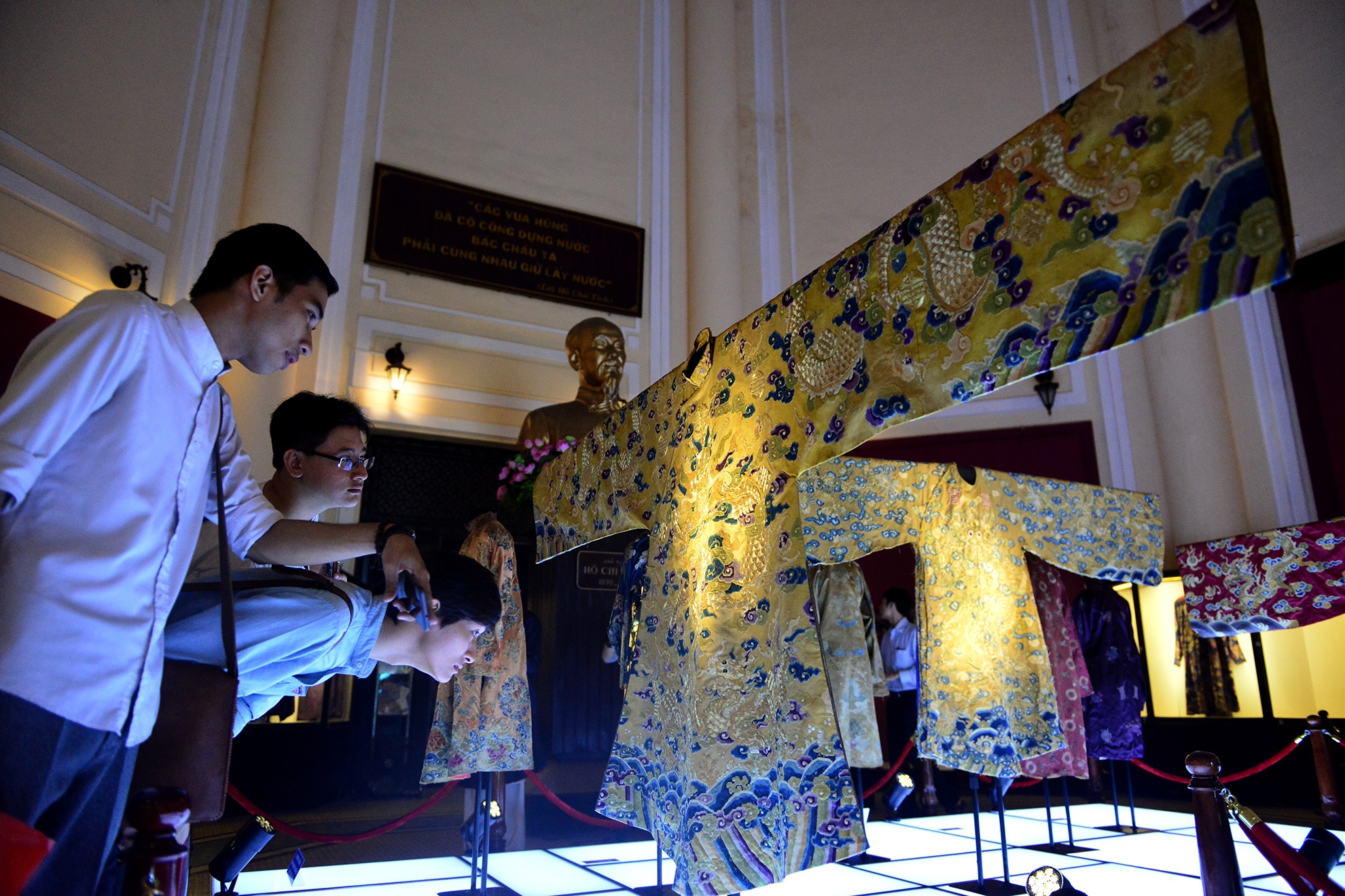 trung bay do cung dinh thoi Nguyen o TP.HCM anh 2