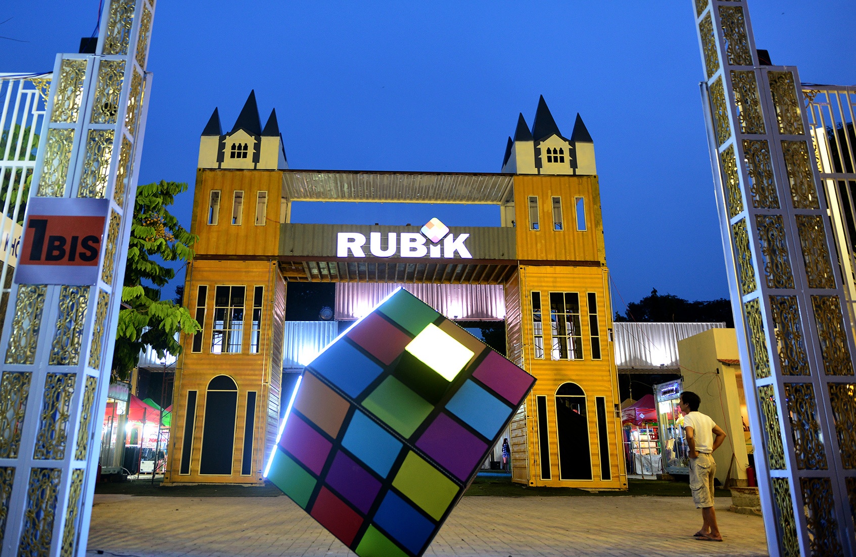 Cho dem container doc dao trong Thao Cam Vien Sai Gon hinh anh