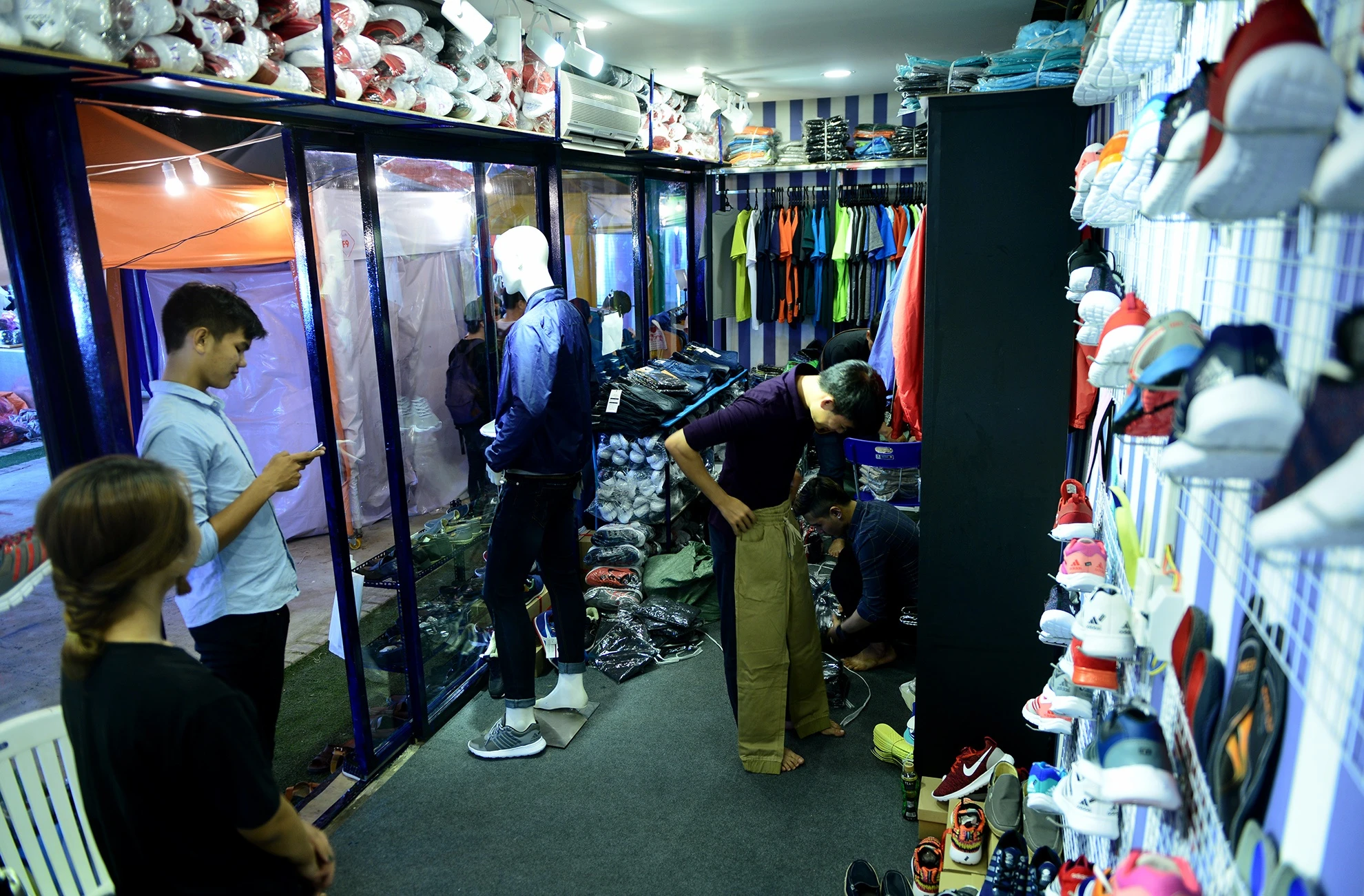 khu cho dem bang container o Sai Gon anh 10