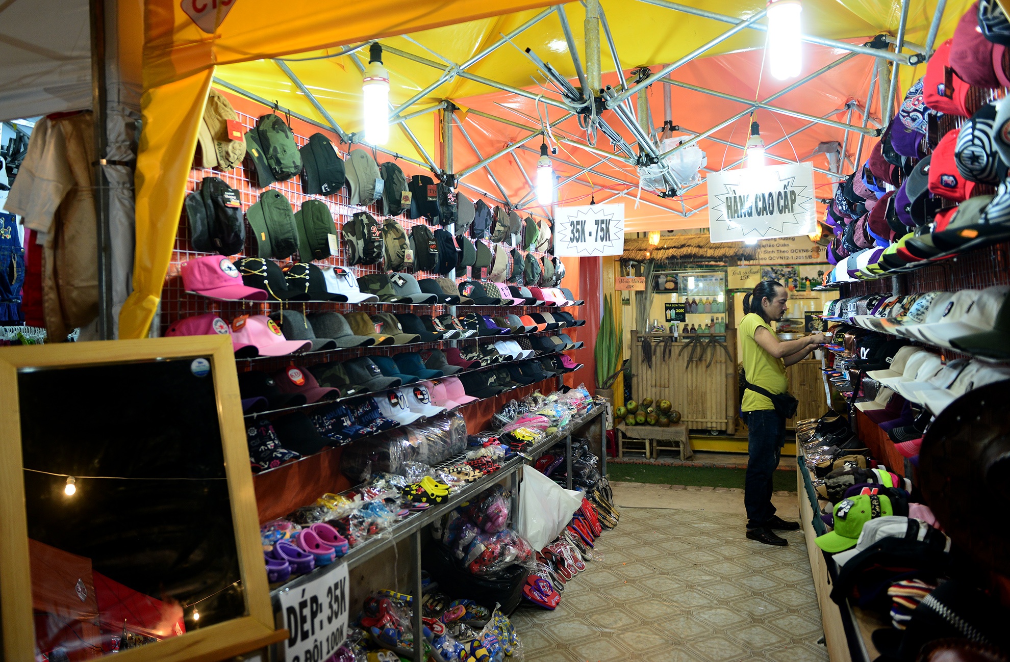 khu cho dem bang container o Sai Gon anh 13