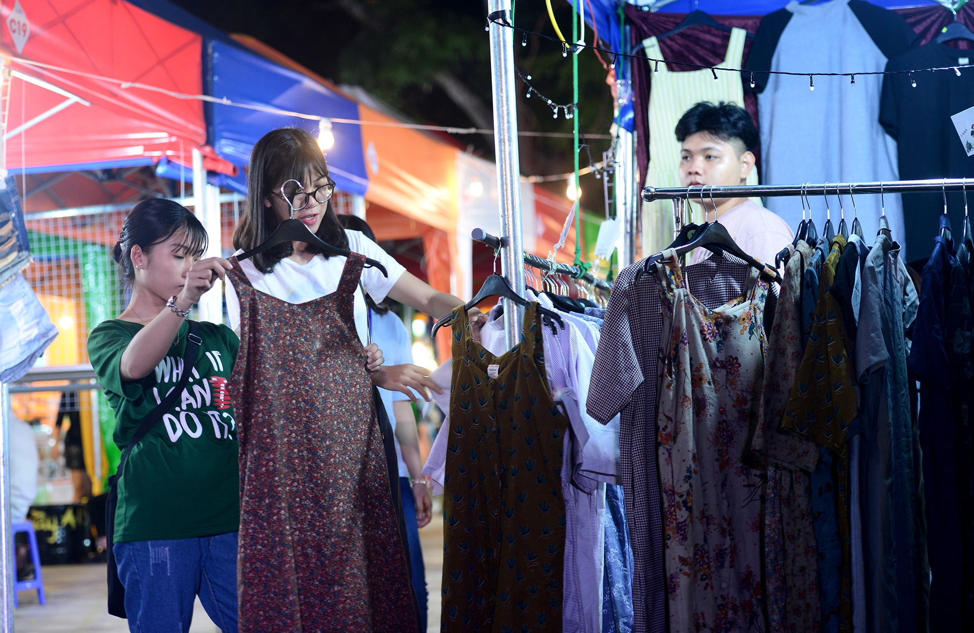 khu cho dem bang container o Sai Gon anh 14