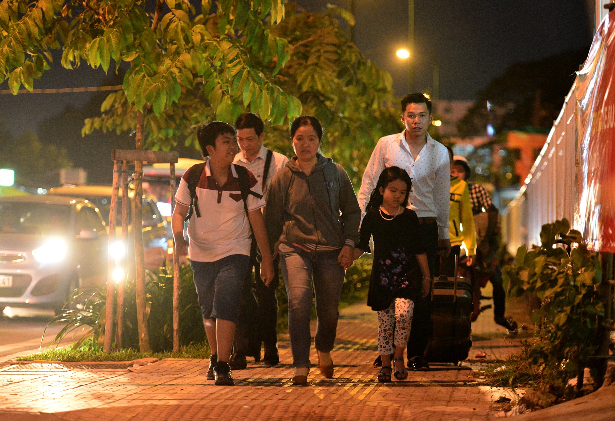 Tan Son Nhat ket cung,  hanh khach chay bo anh 9