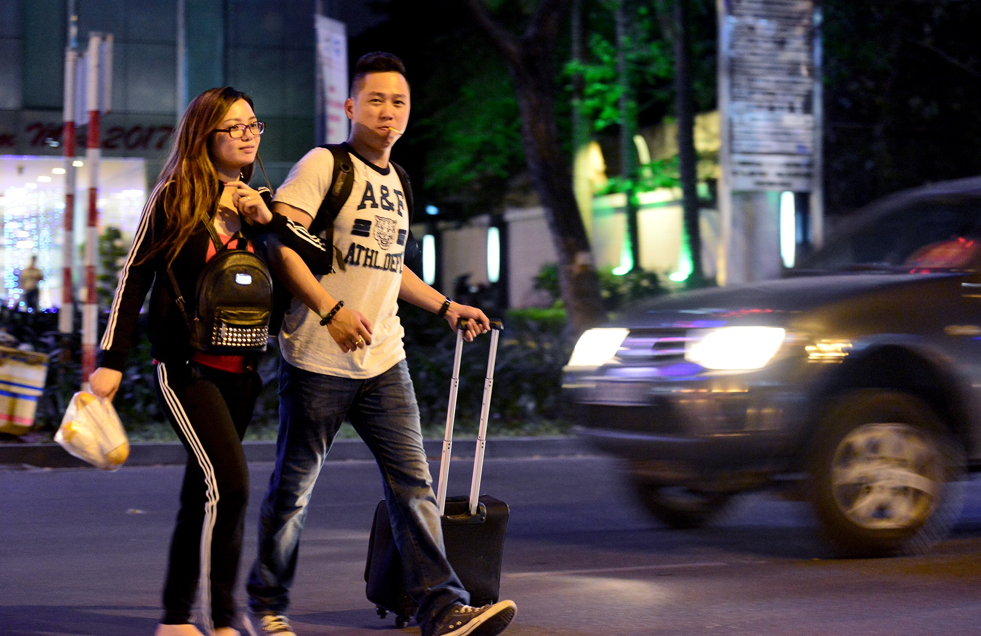 Tan Son Nhat ket cung,  hanh khach chay bo anh 11