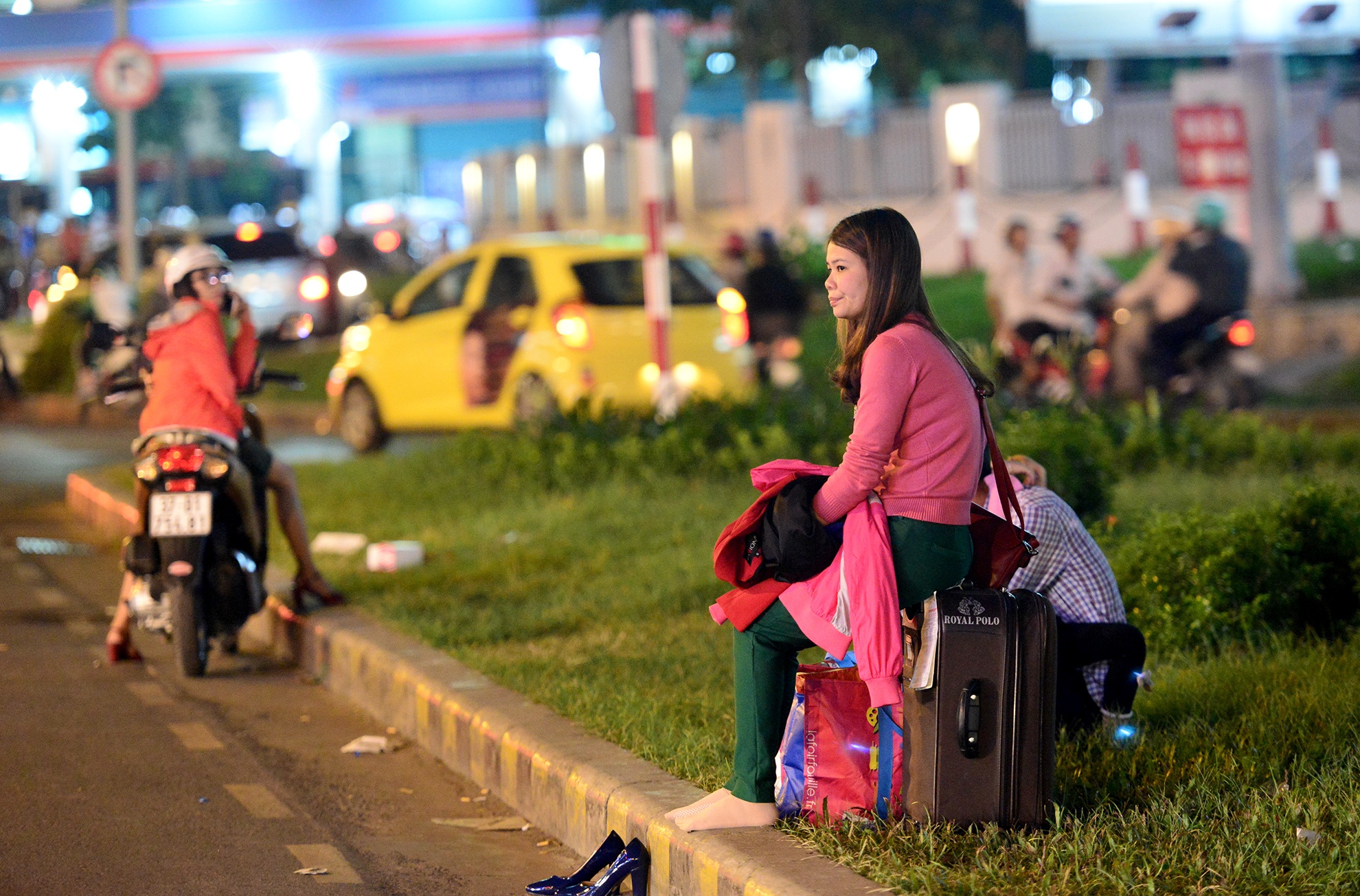 Tan Son Nhat ket cung,  hanh khach chay bo anh 12