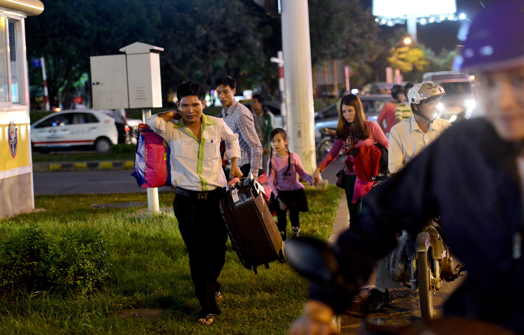 Tan Son Nhat ket cung,  hanh khach chay bo anh 13