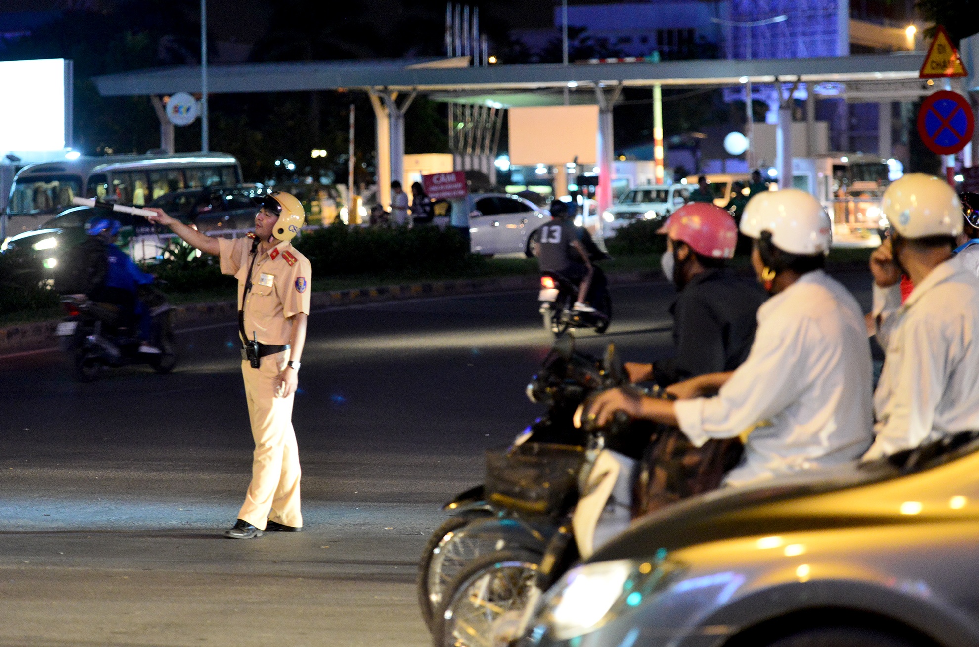 Tan Son Nhat ket cung,  hanh khach chay bo anh 14