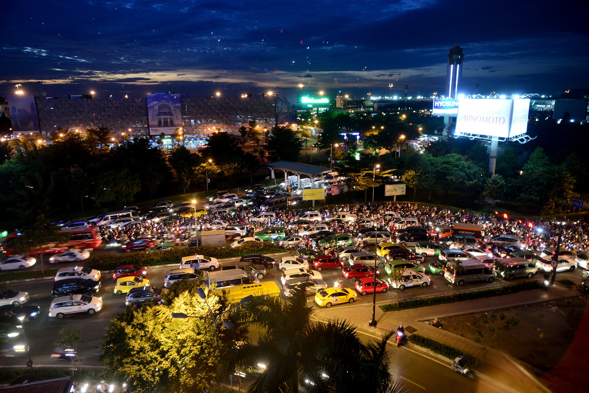 Tan Son Nhat ket cung,  hanh khach chay bo anh 2