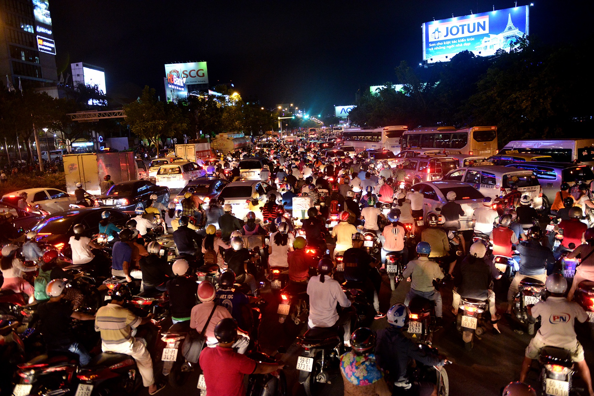 Tan Son Nhat ket cung,  hanh khach chay bo anh 3