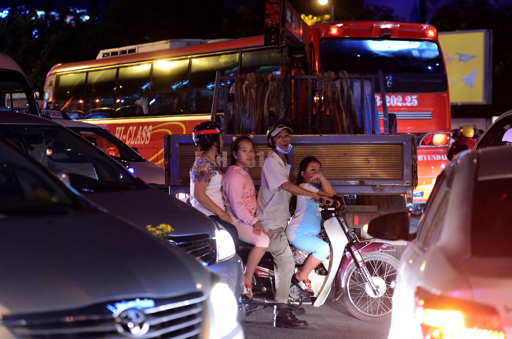 Tan Son Nhat ket cung,  hanh khach chay bo anh 4