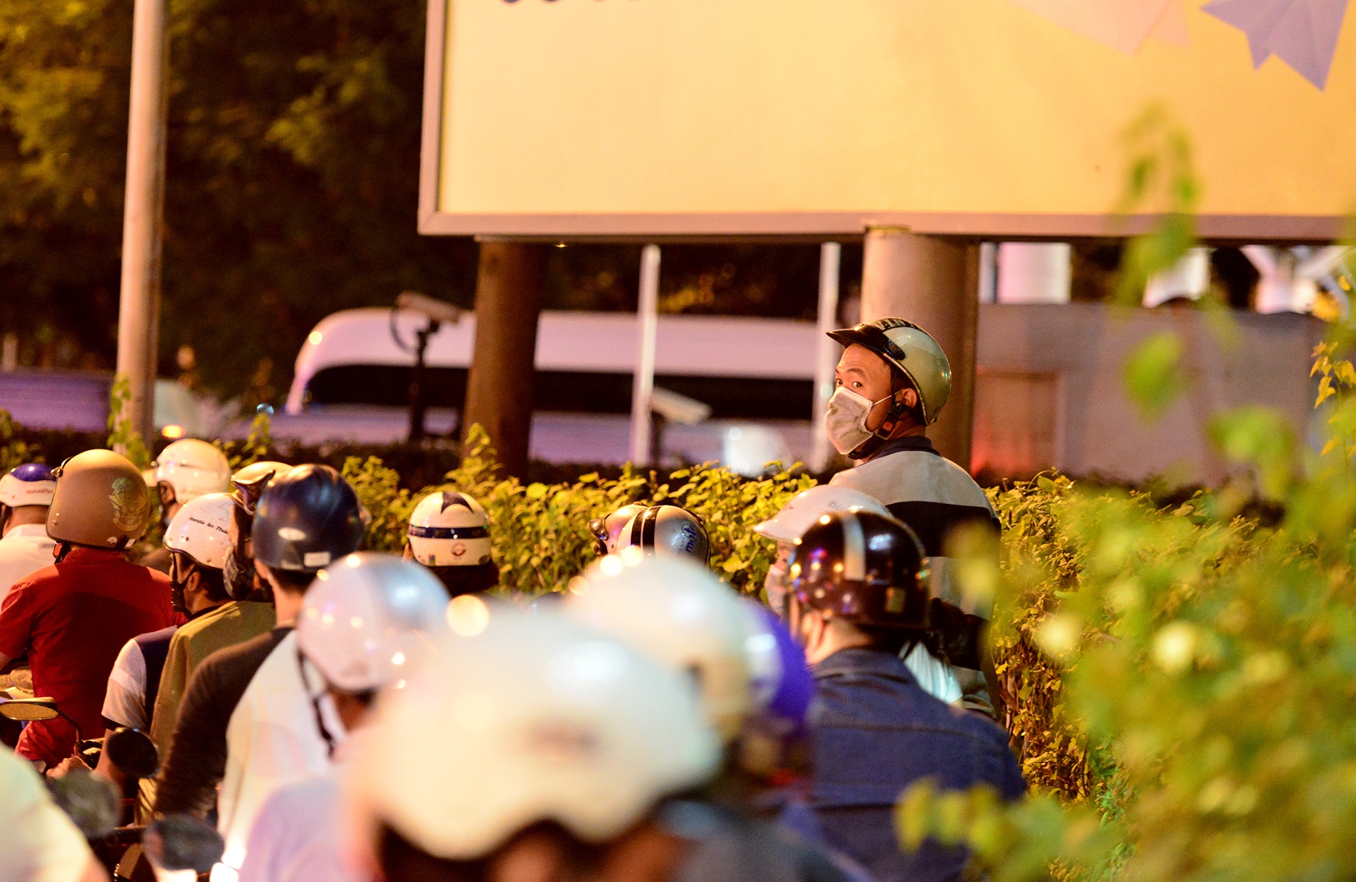 Tan Son Nhat ket cung,  hanh khach chay bo anh 5