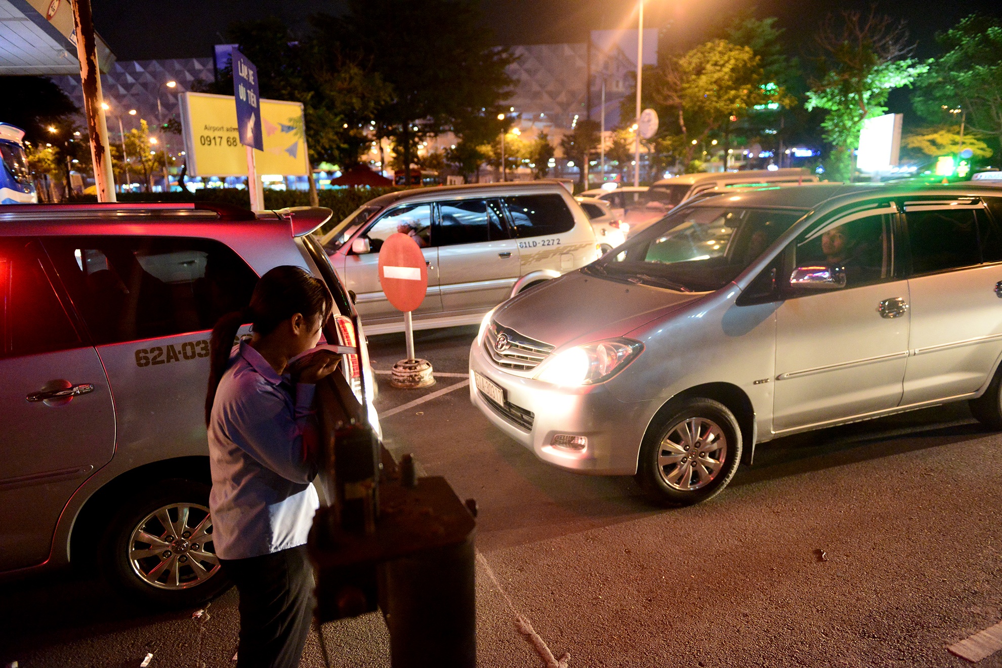 Tan Son Nhat ket cung,  hanh khach chay bo anh 6