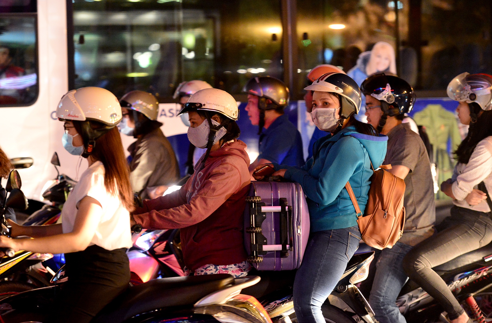 Tan Son Nhat ket cung,  hanh khach chay bo anh 7