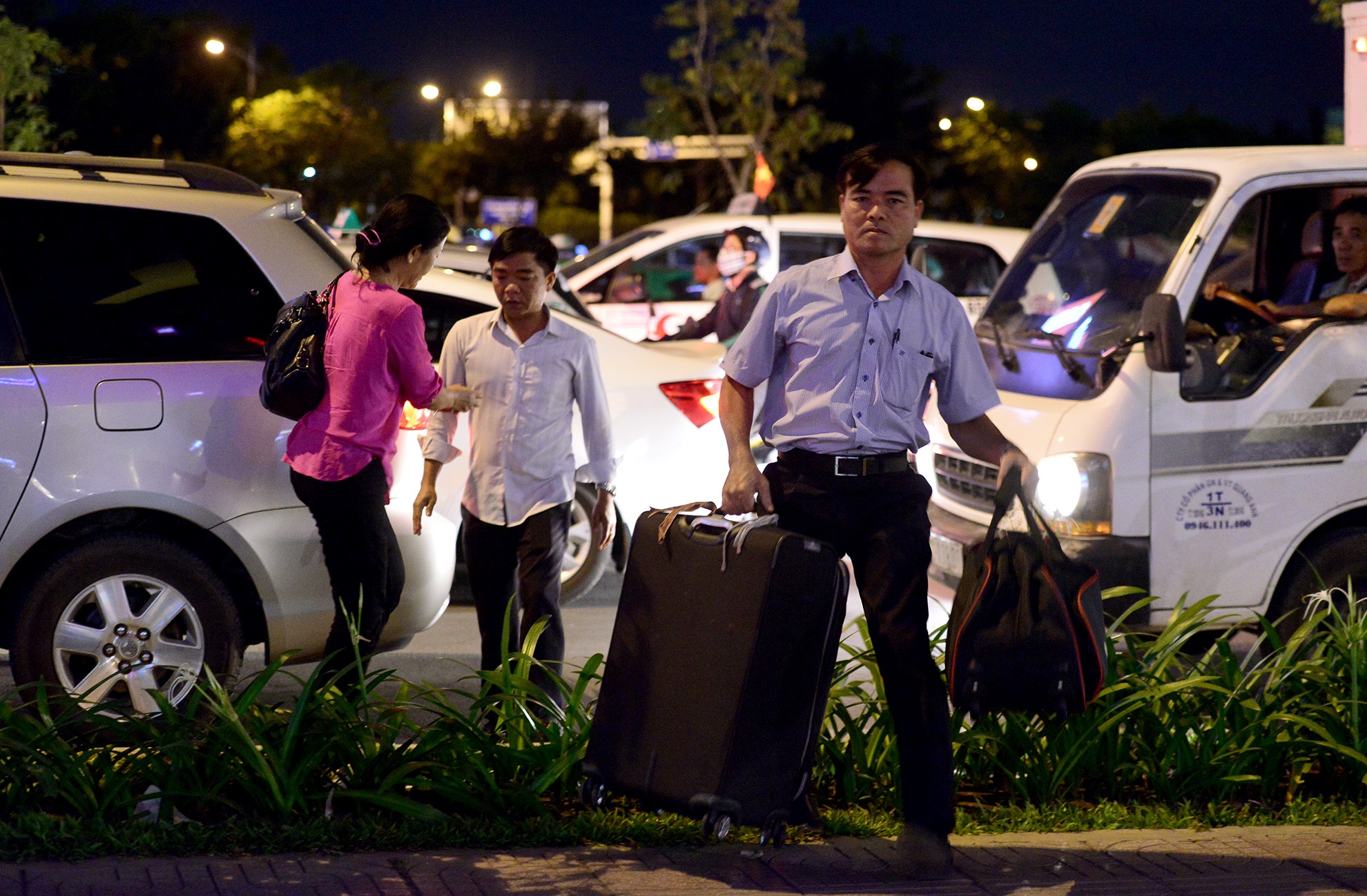 Ket xe tram trong, khach bo taxi di bo vao san bay hinh anh