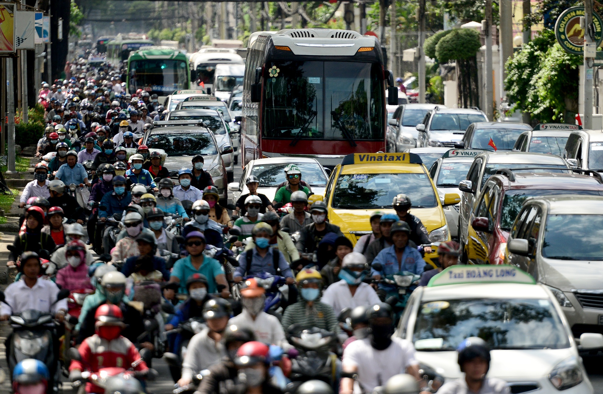 Xe co ket cung giua trua ngay cuoi nam o Sai Gon hinh anh