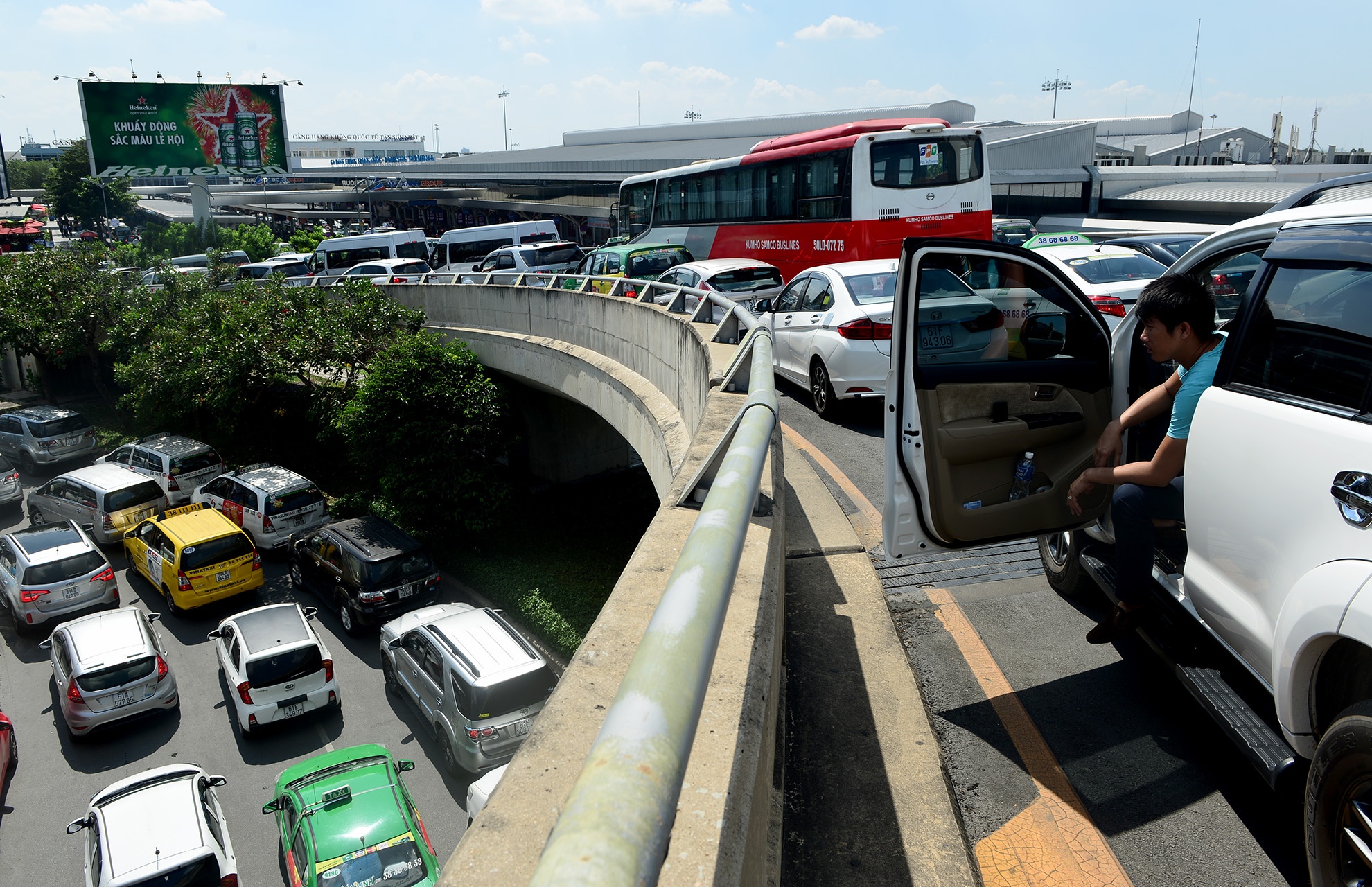 ket xe nghiem trong trong san bay Tan Son Nhat anh 3