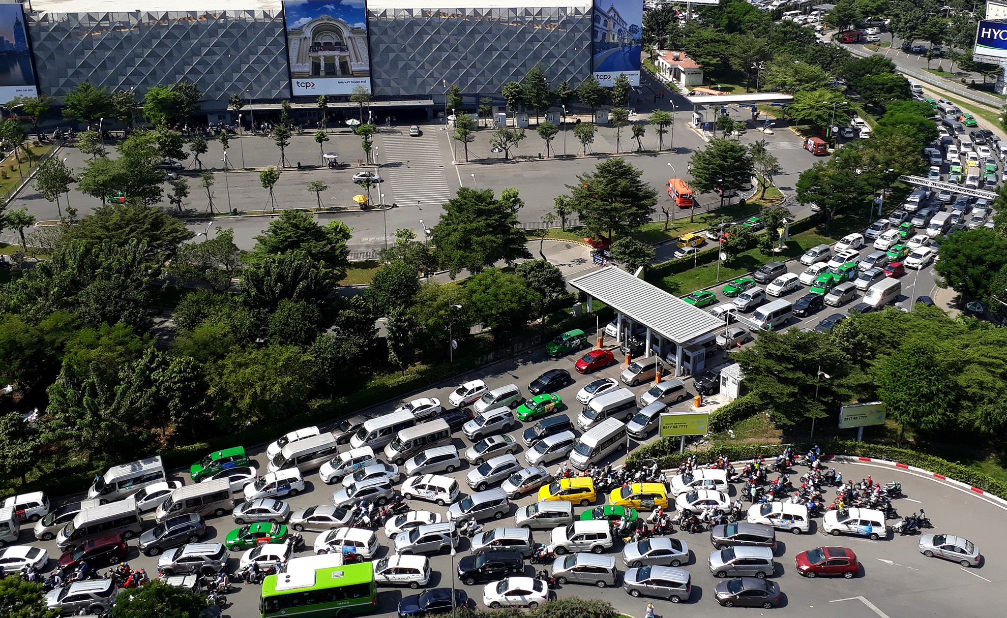 ket xe nghiem trong trong san bay Tan Son Nhat anh 6