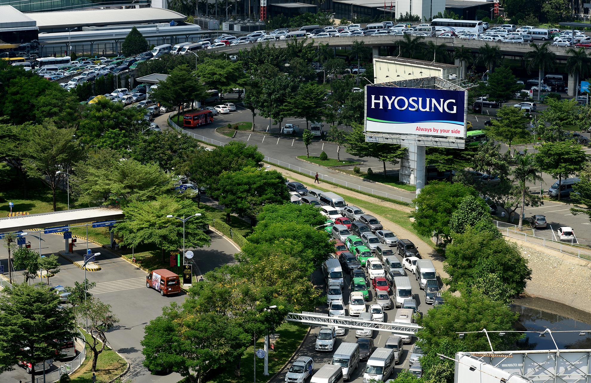 ket xe nghiem trong trong san bay Tan Son Nhat anh 7