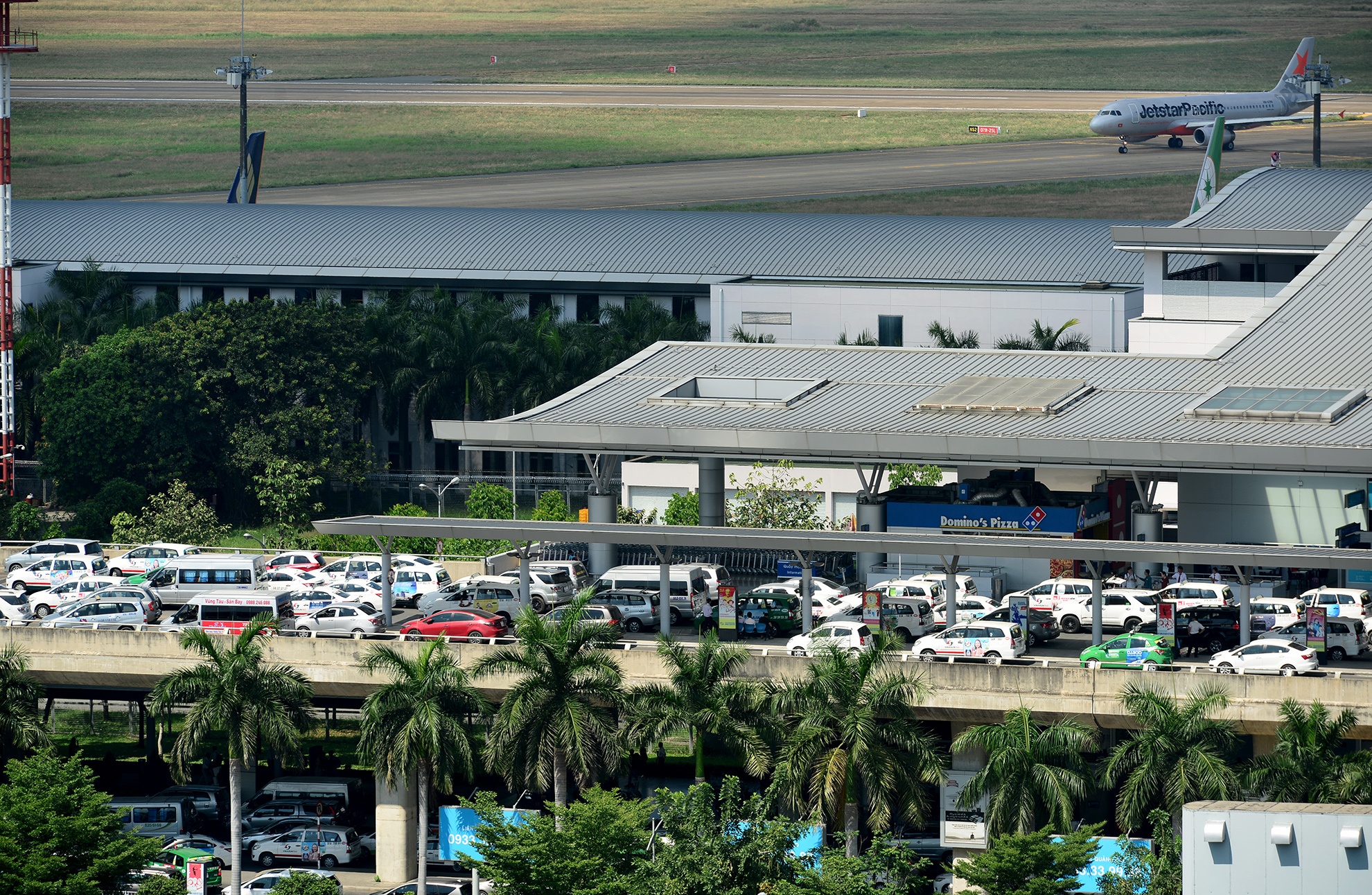 ket xe nghiem trong trong san bay Tan Son Nhat anh 8