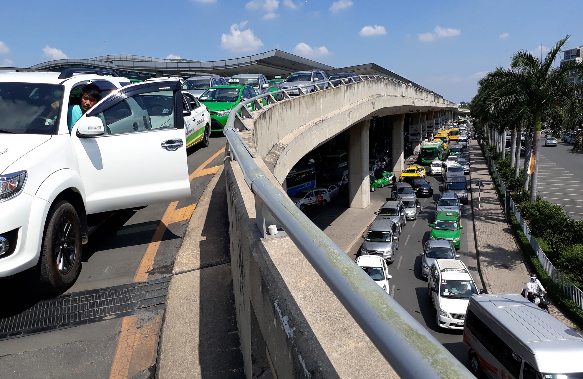 ket xe nghiem trong trong san bay Tan Son Nhat anh 9