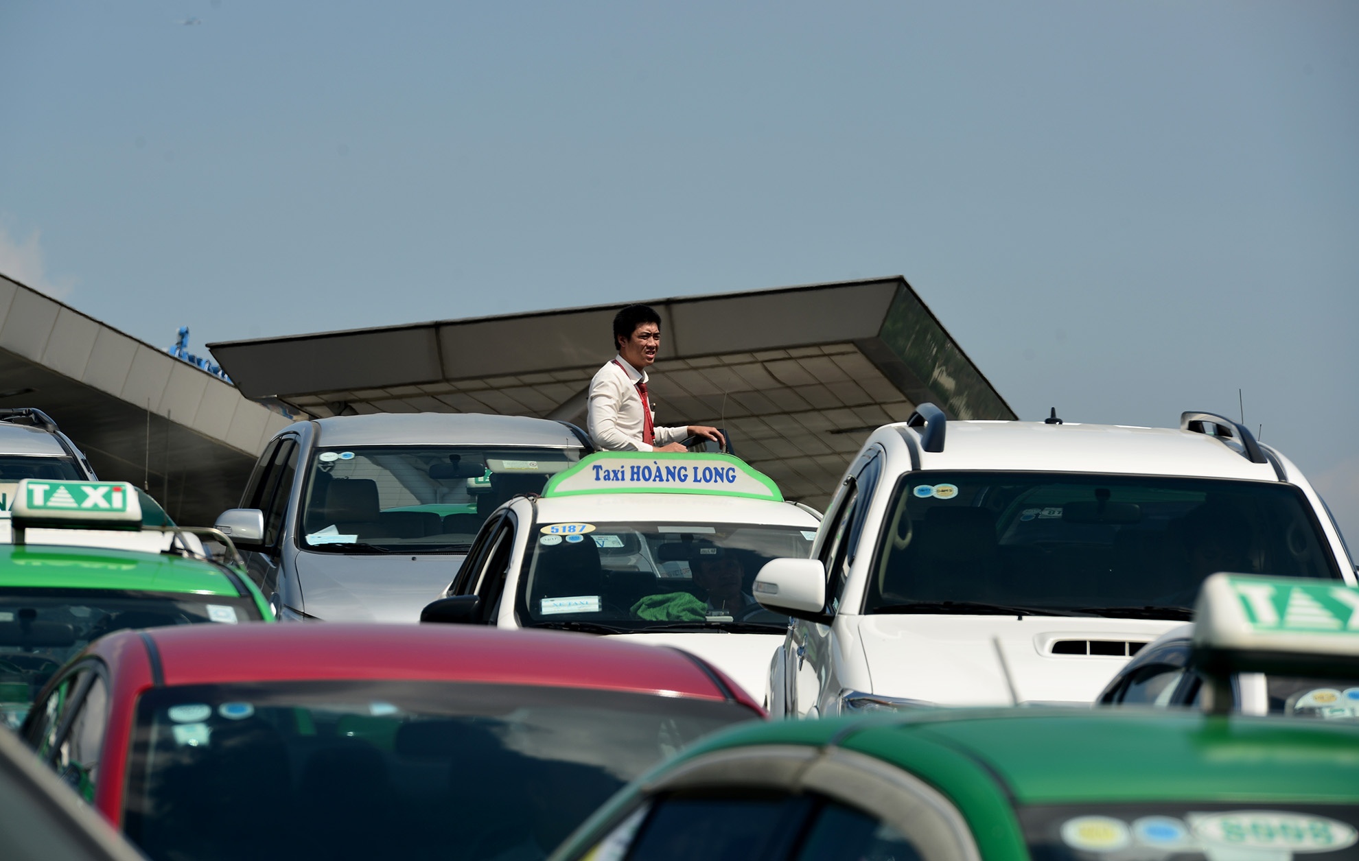 San bay Tan Son Nhat lai ket xe nghiem trong hinh anh