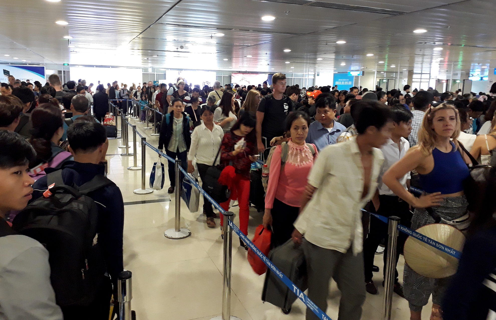 San bay Tan Son Nhat chat cung nguoi anh 9