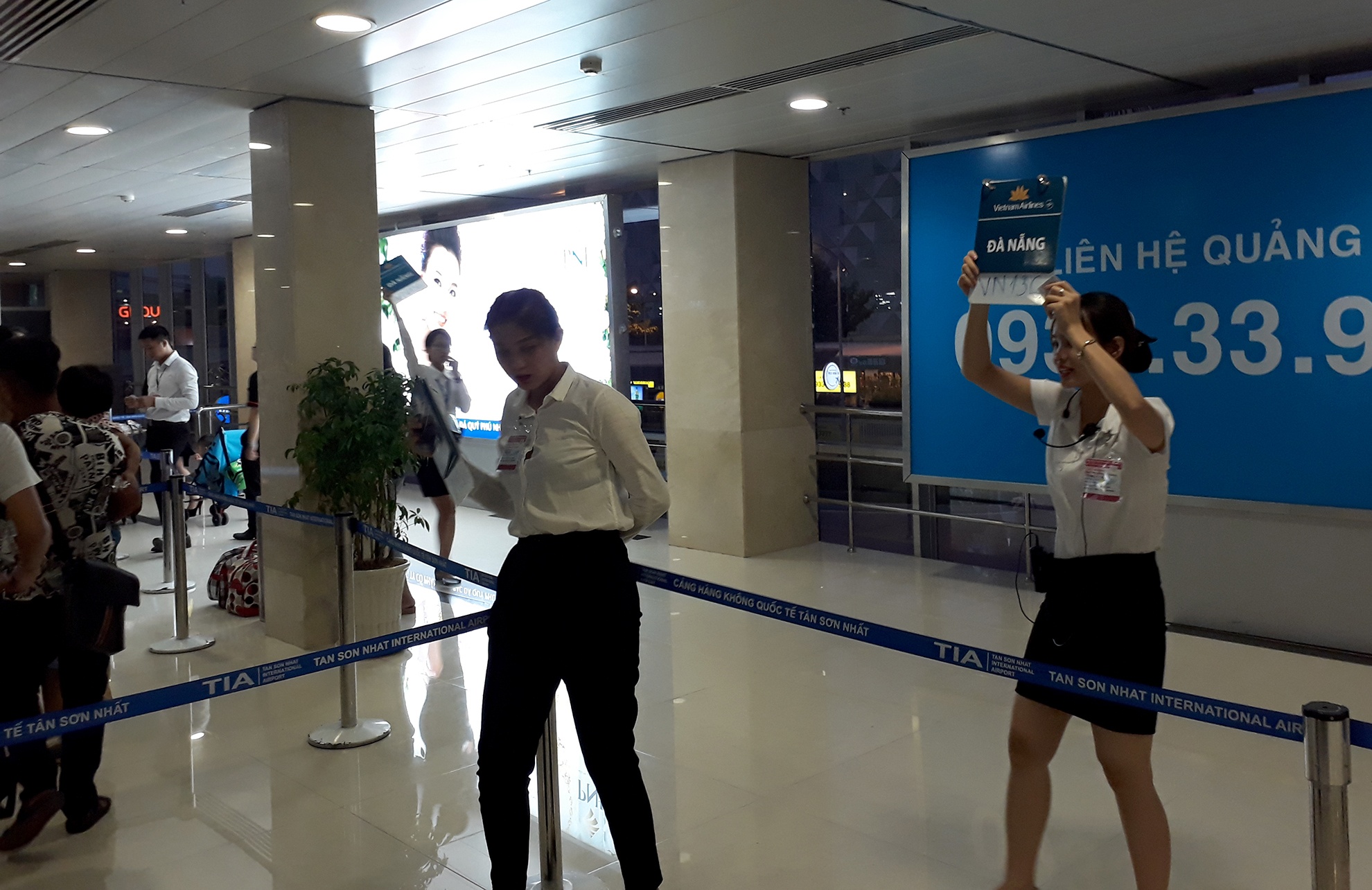 San bay Tan Son Nhat chat cung nguoi anh 11